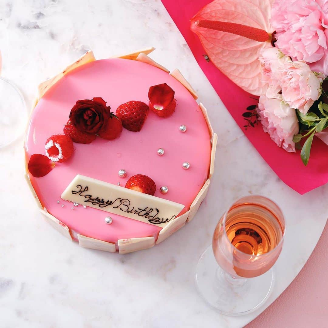 InterContinental Tokyo Bayさんのインスタグラム写真 - (InterContinental Tokyo BayInstagram)「. 🎀Add a touch of refinement to the celebration with our special anniversary cake crafted by our pastry chefs using fresh strawberries, which will be available at N. Y. Lounge Boutique from April 1st.  🎂It will be the perfect choice as a gift for your loved-ones or take to a party and share with your family or friends.  N.Y.ラウンジブティックでは、お誕生日や記念日におすすめのアニバーサリーケーキの販売を4月1日よりスタート。  苺の風味と甘みを味わえるムースをベースに、ライムクリームと苺のジュレの酸味をきかせ、ジョコンドショコラで食感を演出しています。  トップにはベリーと赤いバラ、アラザンでエレガントな装いに仕上げています。  大切な方へのプレゼントに、パーティーの演出にホテルメイドケーキはいかがでしょうか。  #Intercontinentaltokyobay #Intercontinental  #intercontinentallife #インターコンチネンタル東京ベイ  #ホテルインターコンチネンタル東京ベイ　 #nyラウンジブティック　#nyloungeboutique #ストロベリー #アニバーサリー #スぺシャル #strawberry #anniversary #special  #🍓#🎀 #💝 #🎂 #🎁」4月1日 22時11分 - intercontitokyobay