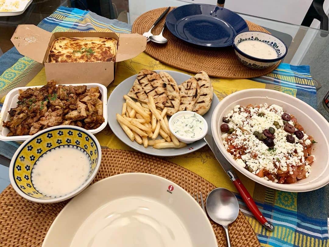 瀬間友里加のインスタグラム：「Dinner 🇬🇷❤️ @bakalakigreektaverna  今日は久しぶりのギリシャ料理をテイクアウト😍 こちらのお料理どれも美味しくて👍 特に茄子のグラタン、ムサカは絶品❤️ 朝からプレイデート→習い事→プールと駆け抜けた1日👦🏻❤️ ごちそうさまでした😊#singapore #シンガポール #シンガポール在住 #シンガポールグルメ #ギリシャ料理 #バカラキ #bakalakigreektaverna #dinner」