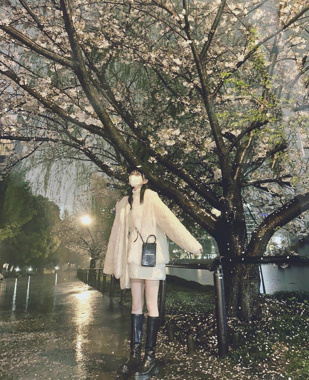 青葉ひなりさんのインスタグラム写真 - (青葉ひなりInstagram)「・ ・ 友達と約束して10分ぐらいでお家出たラフなお花見＾＾  雨だったけど楽しかったなあ、、！　  高校の友達だからすっぴんで 普通に会えちゃうの嬉しい 高校なんてすっぴんだったしね笑  #上野公園 #上野公園の桜 #桜#桜スポット #桜ライトアップ #夜桜 #桜ライトアップ #niceclaup #y3 #ootd#ロングブーツ #japanesegirl #japaneseidol  #色素無 #いいね返し #follow#モノトーンコーデ  #fashion  #instagood」4月1日 22時12分 - hinari_festive