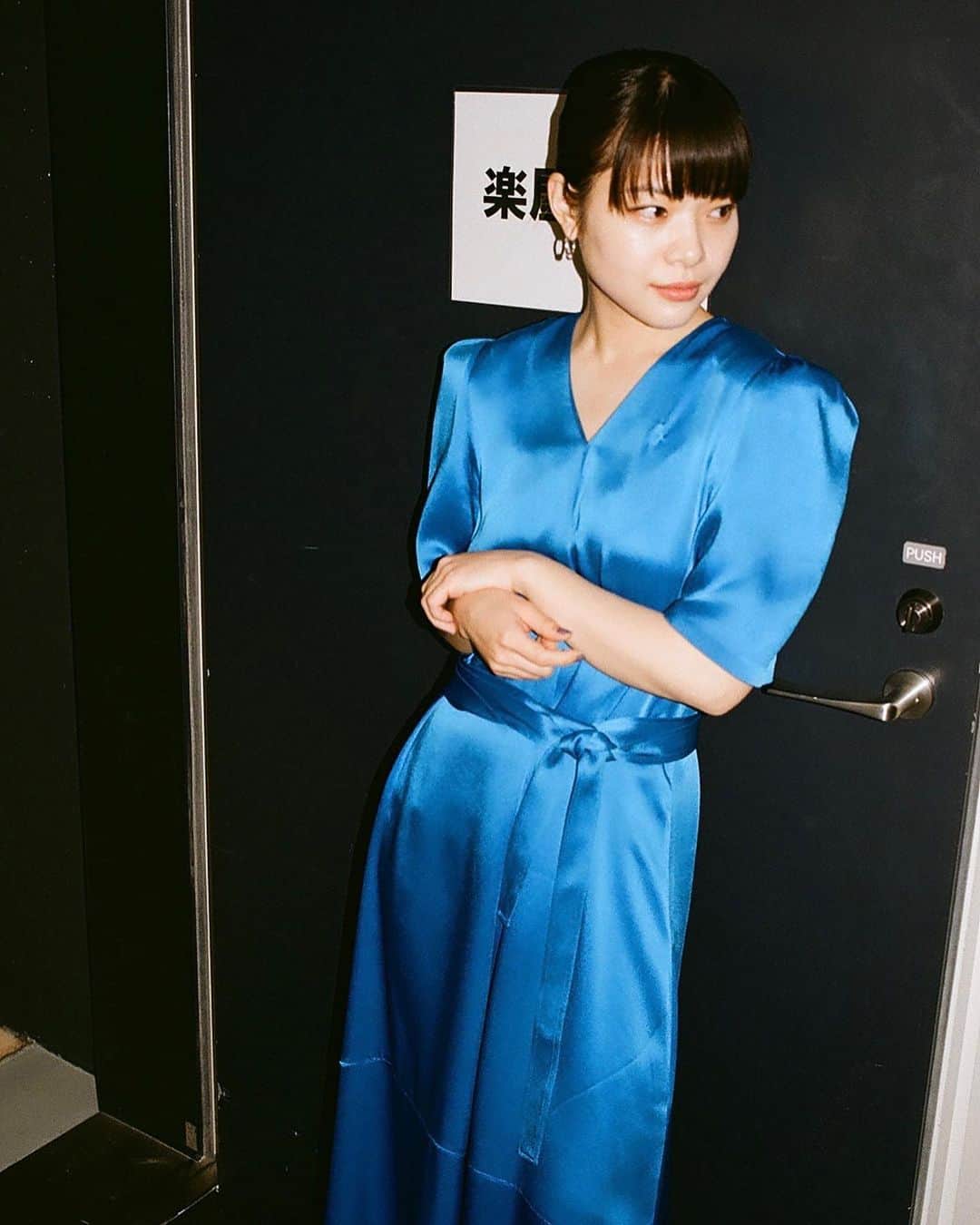 岸井ゆきのさんのインスタグラム写真 - (岸井ゆきのInstagram)「3/19の第36回高崎映画祭授賞式📷😊 ありがとうございました！！ うわさには聞いていたものの、本気で映画愛にあふれる素晴らしい授賞式で、愛情で迎え入れてくださり、登壇した皆様と来てくださった皆様と同じ温度で会場の空気を感じることができて、ほんとにほんとに、しあわせでした！！ みーーーーーーーんな映画が大好きだって、心全部で受け取りました！！ありがとうございます！私もです！ 『マイスモールランド』に出演されたキネ旬から何度かご一緒した嵐さんと❤️‍🔥👗 どの映画も映画じゃなきゃいけなくて、大好きでした。  まだ言う。映画、劇場で、観てくださいね。やってます！！！  わたしはまたここに来たいです。🎞️🎞️🎥」4月1日 22時13分 - yukino_kishii