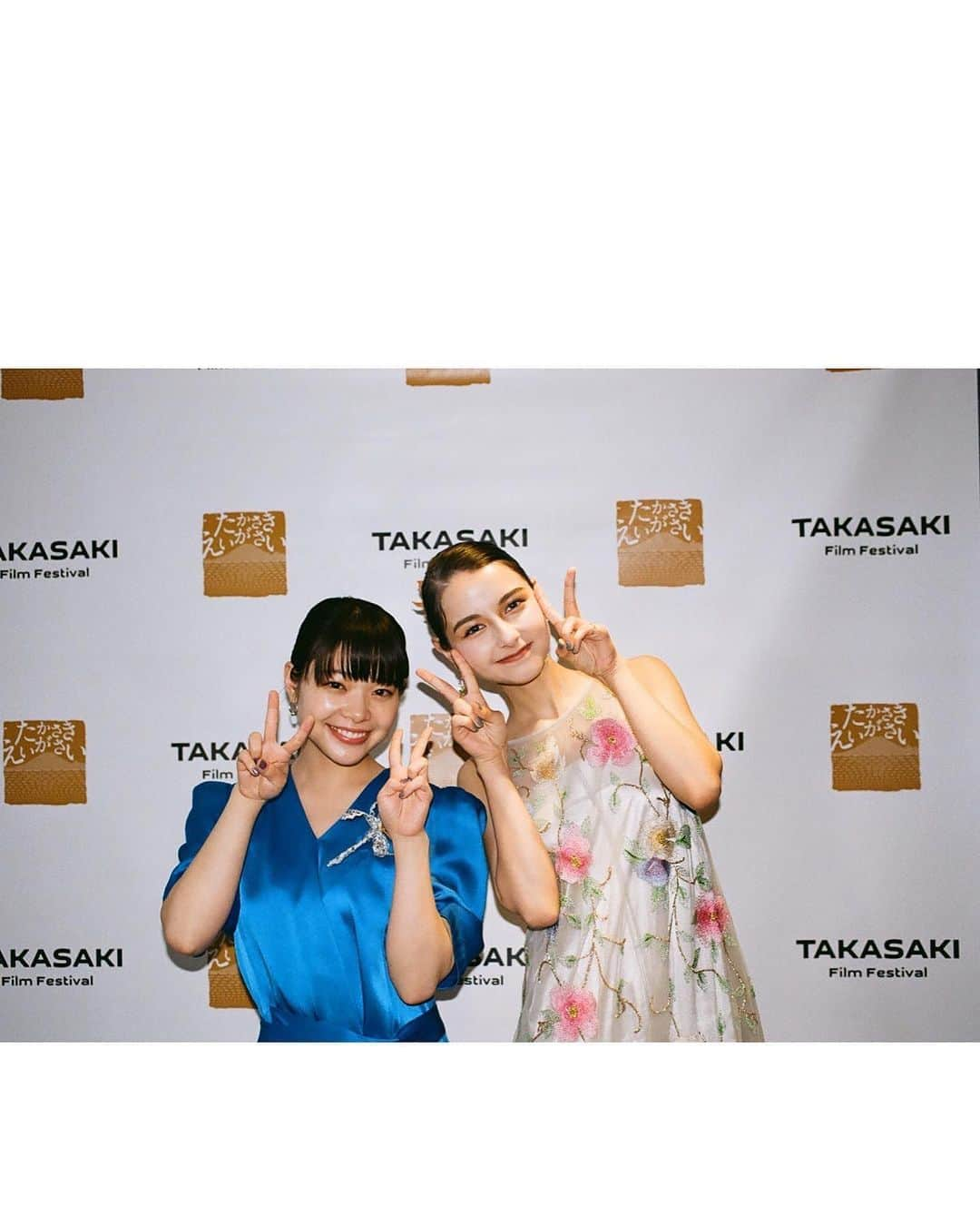 岸井ゆきののインスタグラム：「3/19の第36回高崎映画祭授賞式📷😊 ありがとうございました！！ うわさには聞いていたものの、本気で映画愛にあふれる素晴らしい授賞式で、愛情で迎え入れてくださり、登壇した皆様と来てくださった皆様と同じ温度で会場の空気を感じることができて、ほんとにほんとに、しあわせでした！！ みーーーーーーーんな映画が大好きだって、心全部で受け取りました！！ありがとうございます！私もです！ 『マイスモールランド』に出演されたキネ旬から何度かご一緒した嵐さんと❤️‍🔥👗 どの映画も映画じゃなきゃいけなくて、大好きでした。  まだ言う。映画、劇場で、観てくださいね。やってます！！！  わたしはまたここに来たいです。🎞️🎞️🎥」