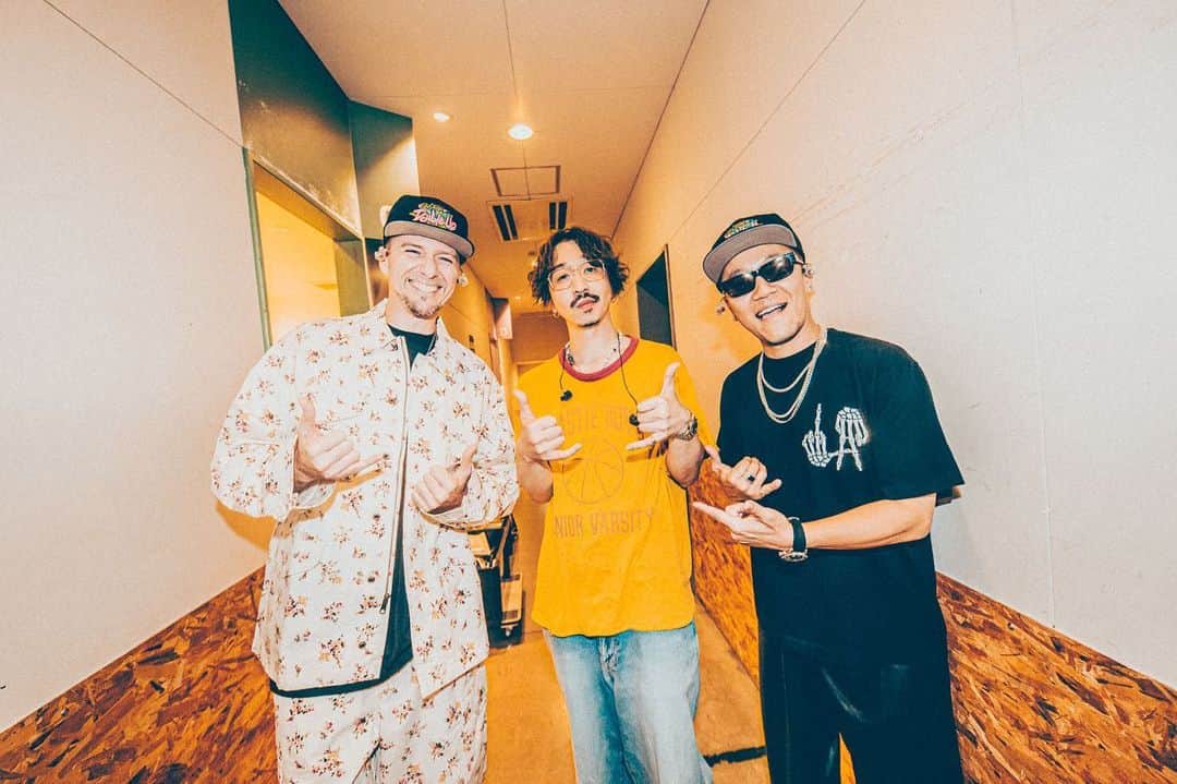 Def Techのインスタグラム：「Def Tech "Double Up" Tour✨ DAY1 Special Guest：”Nulbarich" 2023/04/01 Zepp Nagoya ARIGATO!!  最高に熱いツアー初日になった🔥 このステージで共演できたことを心から嬉しく思います。 #Nulbarich の演奏で、会場中が熱く盛り上がって揺れた！ 音楽という芸術を共有した時、みんなの心に響き、感動を与えてくれました。 今後も共に音楽の世界で活躍し続けていくことを願っています。 そして音楽の道を突き進んで、もっともっとたくさんの人に感動を届けよう！ ありがとう！  Thank you so much!!!!! @nulbarich_official @mrjeremyquartus  そして、Nulbarichファンの皆さんも本当にARIGATO!! そして、我らがDef Techファンのみんなも✨ 心から感謝しています！またすぐに会おう！会いたい！ コメント欄にメッセージよろしく！  NEXT 4/6 Zepp Fukuoka Special Guest : “yama” @ya.ma_00 Can’t wait! Put your hands up!! ✨🙌🏻🙋🏻‍♂️🙋🏼‍♂️🙌🏻✨  ▼Special Guest Nulbarich / yama / Creepy Nuts / SKY-HI  ▼チケット一般発売中！ https://deftech.jp/doubleuptour2023/  ▼チケット 通常チケット6,800円(税込)  ▼公演日程 2023年4月1日(土) Zepp Nagoya Special Guest : Nulbarich  2023年4月6日(木) Zepp Fukuoka Special Guest : yama  2023年4月7日(金) Zepp Namba Special Guest : Creepy Nuts  2023年4月21日(金) Zepp Haneda Special Guest : SKY-HI  ▼チケット一般発売中！ https://deftech.jp/doubleuptour2023/  ▼チケット 通常チケット6,800円(税込)  ▼Def Tech Official ・YouTube｜https://www.youtube.com/c/deftech ・Facebook｜https://www.facebook.com/DefTechJP ・Instagram｜https://www.instagram.com/deftech/ ・Twitter｜https://twitter.com/Def_Tech ・Tik Tok｜https://www.tiktok.com/@deftech_official  #DefTech @microfromdeftech @shen037  ▼Team Def Tech @nagacho_gt @djhirakatsu @kumaigoro @kazuki_isogai @dubmasterx Photo & Movie｜@umi_hayato SNS Photo & Movie｜ @sana_0811_  ▼Special thanks @_toshiyukikobayashi_ @corner_designed  “URBAN ISLAND SOCIETY” @urbanislandsocietyjapan  -URBAN ISLAND SOCIETY RYUKYU- @urbanislandsociety_ryukyu  -URBAN ISLAND SOCIETY BLUE VALLEY- @urbanislandsociety_bluevalley  -URBAN ISLAND SOCIETY- @urbanislandsociety」