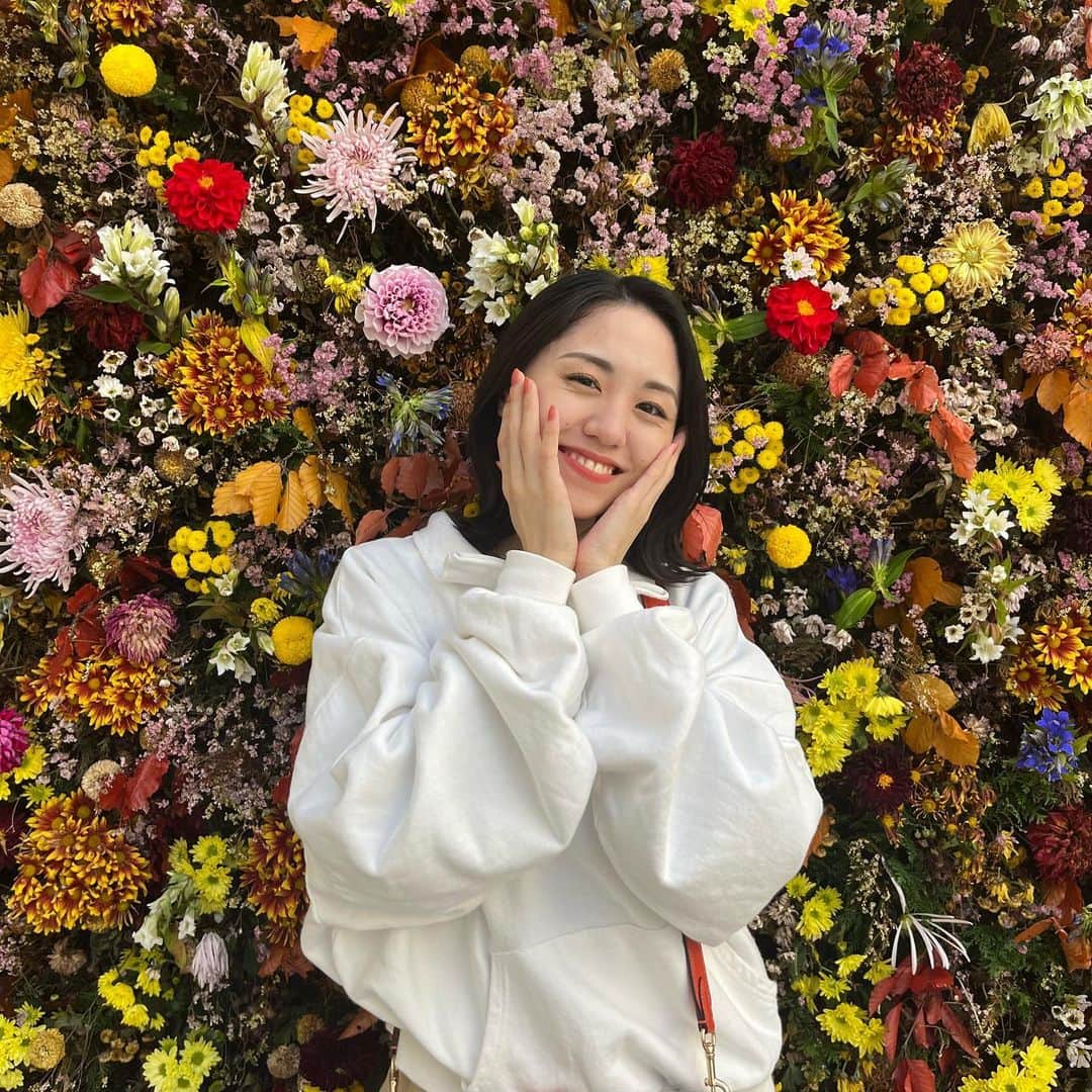 加藤梨里香さんのインスタグラム写真 - (加藤梨里香Instagram)「4月〜🌼🌸🌷💐 . 街が一気に鮮やかになる季節☺︎ 桜の満開から 1週間から10日で咲くと言われている 梨の花も続々と花が開いています🍐 そして例年より早めに 今年も花粉付けが始まりました🍐🍐 さぁ、今年も梨の準備が始まったぞぉぉ♡ . 今月は 敷村のバースデーライブに ゲスト出演させていただきます🎂 たくさん歌わせていただく予定なので ぜひぜひ皆様遊びにいらしてください🥺 . 私にとって4月は 心に刻まれている出来事があり どうしても心が落ち着かないのですが 優しさを大切に過ごしたいと思います😌✨ . みなさまにとっても あたたかく優しい月になりますように🫶 . #4月 #april  #加藤梨里香」4月1日 22時24分 - ririka_kato_