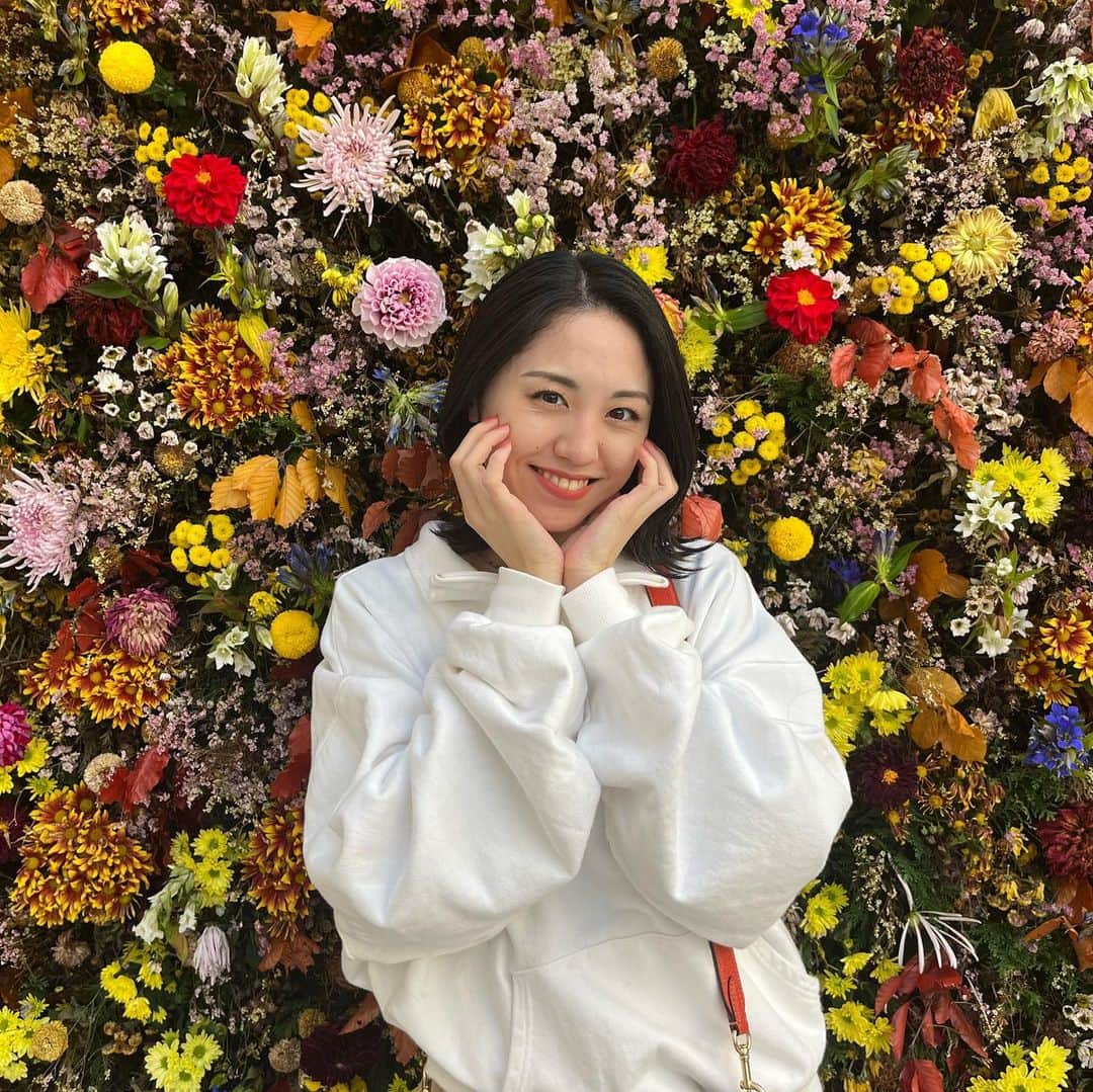 加藤梨里香さんのインスタグラム写真 - (加藤梨里香Instagram)「4月〜🌼🌸🌷💐 . 街が一気に鮮やかになる季節☺︎ 桜の満開から 1週間から10日で咲くと言われている 梨の花も続々と花が開いています🍐 そして例年より早めに 今年も花粉付けが始まりました🍐🍐 さぁ、今年も梨の準備が始まったぞぉぉ♡ . 今月は 敷村のバースデーライブに ゲスト出演させていただきます🎂 たくさん歌わせていただく予定なので ぜひぜひ皆様遊びにいらしてください🥺 . 私にとって4月は 心に刻まれている出来事があり どうしても心が落ち着かないのですが 優しさを大切に過ごしたいと思います😌✨ . みなさまにとっても あたたかく優しい月になりますように🫶 . #4月 #april  #加藤梨里香」4月1日 22時24分 - ririka_kato_