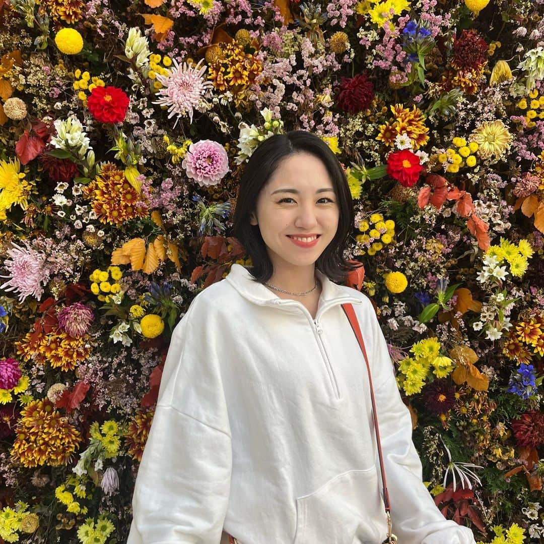 加藤梨里香さんのインスタグラム写真 - (加藤梨里香Instagram)「4月〜🌼🌸🌷💐 . 街が一気に鮮やかになる季節☺︎ 桜の満開から 1週間から10日で咲くと言われている 梨の花も続々と花が開いています🍐 そして例年より早めに 今年も花粉付けが始まりました🍐🍐 さぁ、今年も梨の準備が始まったぞぉぉ♡ . 今月は 敷村のバースデーライブに ゲスト出演させていただきます🎂 たくさん歌わせていただく予定なので ぜひぜひ皆様遊びにいらしてください🥺 . 私にとって4月は 心に刻まれている出来事があり どうしても心が落ち着かないのですが 優しさを大切に過ごしたいと思います😌✨ . みなさまにとっても あたたかく優しい月になりますように🫶 . #4月 #april  #加藤梨里香」4月1日 22時24分 - ririka_kato_