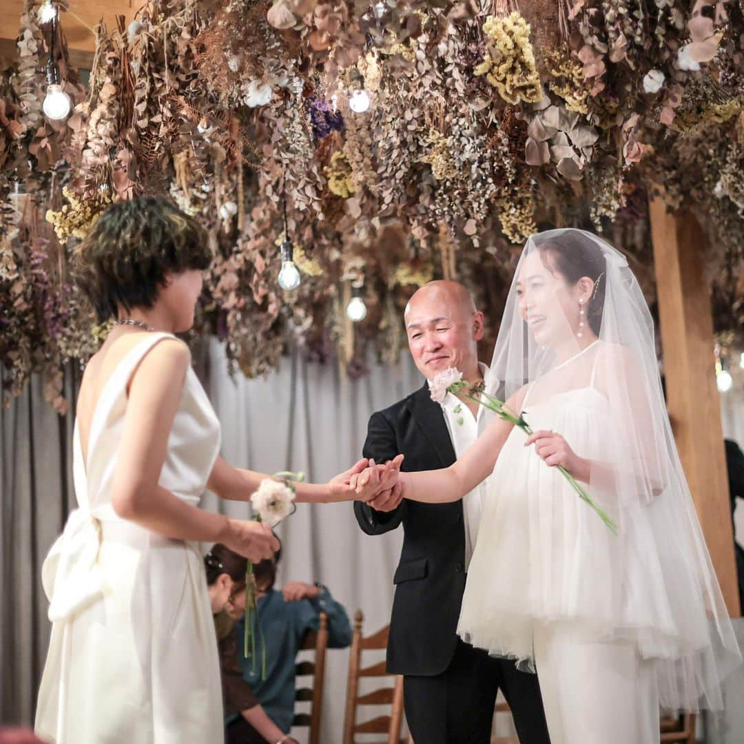 Ruban Weddingさんのインスタグラム写真 - (Ruban WeddingInstagram)「香川県高松市でパートナーシップ宣誓制度が認められてから早2年。 ⁡ そしてついに、2023/4/1本日から、香川県全域でもこの制度が認められました。 全自治体での導入は、香川県が全国初となります。 ⁡ これまでリュバンでは、LGBTQ+と呼ばれる方のウェディングのお手伝いを何度かさせて頂きました。 ⁡ しかし、まだまだ世間には認知されていない事も多く、 「家族の理解が得られない」 「友人たちや職場に報告するのは怖い」 そんな風に悩むカップルもたくさんいます。 ⁡ 全ての方から当たり前のように祝福され、堂々とパートナーシップを結べる日本になるには、まだ少し遠いように感じていました。 ⁡ ⁡ そんな中、先日あるお問い合わせを頂きました。 ⁡ 「Rubanでセクシャルマイノリティのウェディング撮影はできますか？」と。 ⁡ 「もちろんです！」そうお答えし、 ⁡ 実際にお話をお伺いすると、 結婚式をするとなると、男女でないと結婚が認められない宗教があったり、 パッケージプランにはドレスとタキシードがセットになったものしか掲載されていないので 本当に撮影が可能かどうか分からず、問い合わせするのも怖かったとおっしゃっていました。 ⁡ そこで、私たちは公式にセクシャルマイノリティの方でも安心して撮影出来るプランをご用意する事にしました。 ⁡ 私たちがLGBTQ +の当事者の方のためのプランを作るのは、更なる差別に繋がるのではないか、と躊躇った事もありました。 ⁡ ですが、私たちに出来るのはそれを当たり前にするという事。 ⁡ なぜなら、大切な人に出会い、心を通わせ、家族になる事は 奇跡であり、それ自体が特別なことだから。 ⁡ 私たちは世の中の人たち全員が祝福される権利を持ち、当たり前に家族になれる世界を ウェディングを通して実現したいと思っています。 ⁡ 詳しいプラン内容はHPの下部にございますblogにてご覧下さいませ。 ⁡ ♒︎♒︎♒︎♒︎♒︎♒︎♒︎♒︎♒︎♒︎♒︎♒︎♒︎♒︎♒︎♒︎♒︎♒︎♒︎♒︎♒︎♒︎♒︎♒︎♒︎♒︎♒︎♒︎♒︎♒︎♒︎♒︎♒︎♒︎♒︎♒︎ ご見学のご予約は @rubanwedding プロフィールページの URLからどうぞ！ ⁡ ウェディングフェアーのご予約は WEBサイトorお電話にて🌿 📞087-873-2292 DMからのご質問もお受けしております！ ⁡ お気軽にご相談下さいませ！ リュバン- Open 10:00-19:00 香川県高松市香西北町181-1  ⁡ #rubanwedding#ruban#リュバン#アンティーク#花嫁#プレ花嫁#香川県のプレ花嫁さんと繋がりたい#デザートビュッフェ#高松結婚式場#chainonwedding #marry#marry花嫁#高松市#フォトウェディング#香川花嫁#高松花嫁#四国花嫁#ウェルカムパーティー #lgbtqwedding #lgbtwedding #セクシャルマイノリティ #パートナーシップ宣誓 #パートナーシップ宣誓制度 #レインボーパレード#lgbtpride #ジェンダー平等#ジェンダー平等を実現しよう #トランスジェンダー#lgbtq🌈」4月1日 22時17分 - rubanwedding