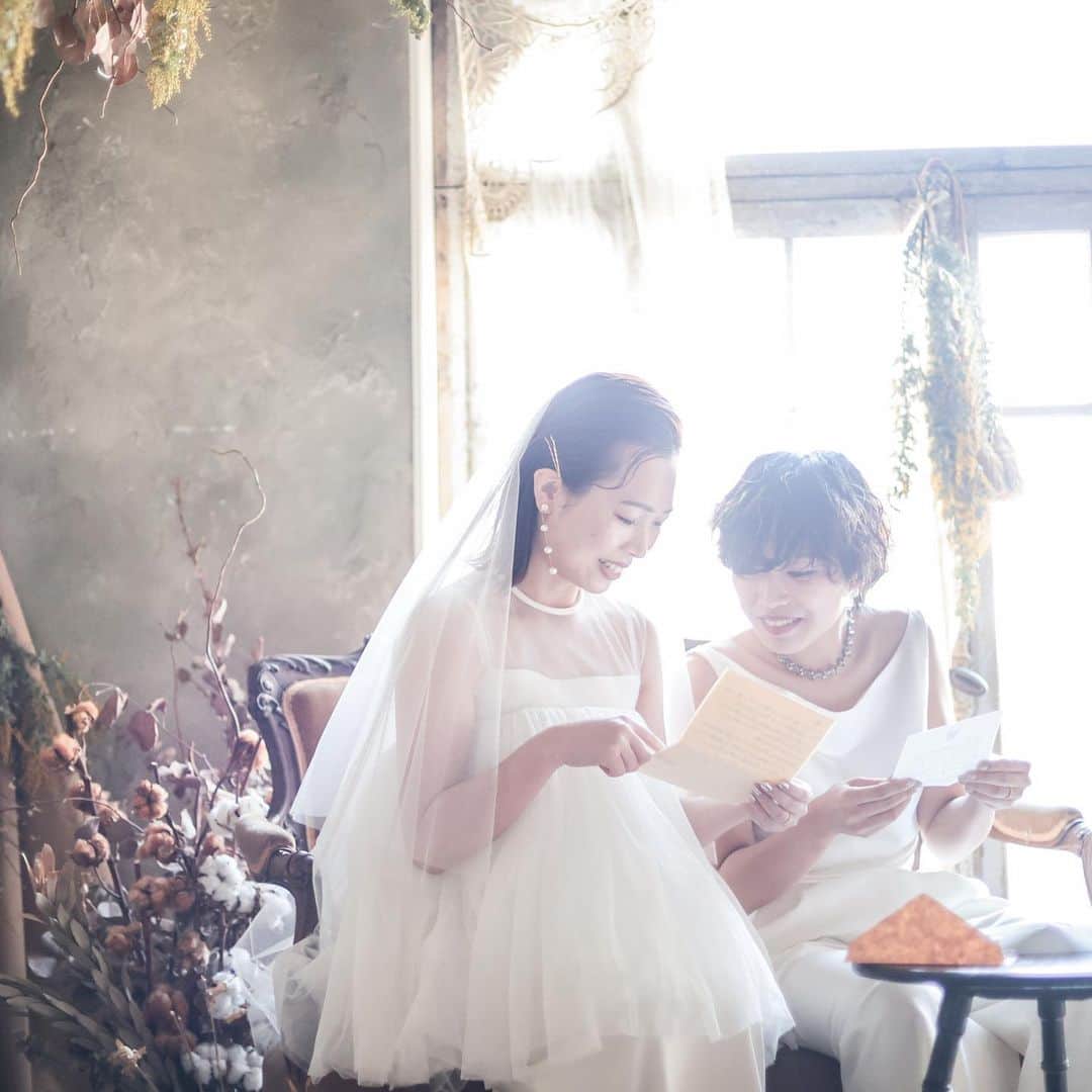 Ruban Weddingさんのインスタグラム写真 - (Ruban WeddingInstagram)「香川県高松市でパートナーシップ宣誓制度が認められてから早2年。 ⁡ そしてついに、2023/4/1本日から、香川県全域でもこの制度が認められました。 全自治体での導入は、香川県が全国初となります。 ⁡ これまでリュバンでは、LGBTQ+と呼ばれる方のウェディングのお手伝いを何度かさせて頂きました。 ⁡ しかし、まだまだ世間には認知されていない事も多く、 「家族の理解が得られない」 「友人たちや職場に報告するのは怖い」 そんな風に悩むカップルもたくさんいます。 ⁡ 全ての方から当たり前のように祝福され、堂々とパートナーシップを結べる日本になるには、まだ少し遠いように感じていました。 ⁡ ⁡ そんな中、先日あるお問い合わせを頂きました。 ⁡ 「Rubanでセクシャルマイノリティのウェディング撮影はできますか？」と。 ⁡ 「もちろんです！」そうお答えし、 ⁡ 実際にお話をお伺いすると、 結婚式をするとなると、男女でないと結婚が認められない宗教があったり、 パッケージプランにはドレスとタキシードがセットになったものしか掲載されていないので 本当に撮影が可能かどうか分からず、問い合わせするのも怖かったとおっしゃっていました。 ⁡ そこで、私たちは公式にセクシャルマイノリティの方でも安心して撮影出来るプランをご用意する事にしました。 ⁡ 私たちがLGBTQ +の当事者の方のためのプランを作るのは、更なる差別に繋がるのではないか、と躊躇った事もありました。 ⁡ ですが、私たちに出来るのはそれを当たり前にするという事。 ⁡ なぜなら、大切な人に出会い、心を通わせ、家族になる事は 奇跡であり、それ自体が特別なことだから。 ⁡ 私たちは世の中の人たち全員が祝福される権利を持ち、当たり前に家族になれる世界を ウェディングを通して実現したいと思っています。 ⁡ 詳しいプラン内容はHPの下部にございますblogにてご覧下さいませ。 ⁡ ♒︎♒︎♒︎♒︎♒︎♒︎♒︎♒︎♒︎♒︎♒︎♒︎♒︎♒︎♒︎♒︎♒︎♒︎♒︎♒︎♒︎♒︎♒︎♒︎♒︎♒︎♒︎♒︎♒︎♒︎♒︎♒︎♒︎♒︎♒︎♒︎ ご見学のご予約は @rubanwedding プロフィールページの URLからどうぞ！ ⁡ ウェディングフェアーのご予約は WEBサイトorお電話にて🌿 📞087-873-2292 DMからのご質問もお受けしております！ ⁡ お気軽にご相談下さいませ！ リュバン- Open 10:00-19:00 香川県高松市香西北町181-1  ⁡ #rubanwedding#ruban#リュバン#アンティーク#花嫁#プレ花嫁#香川県のプレ花嫁さんと繋がりたい#デザートビュッフェ#高松結婚式場#chainonwedding #marry#marry花嫁#高松市#フォトウェディング#香川花嫁#高松花嫁#四国花嫁#ウェルカムパーティー #lgbtqwedding #lgbtwedding #セクシャルマイノリティ #パートナーシップ宣誓 #パートナーシップ宣誓制度 #レインボーパレード#lgbtpride #ジェンダー平等#ジェンダー平等を実現しよう #トランスジェンダー#lgbtq🌈」4月1日 22時17分 - rubanwedding