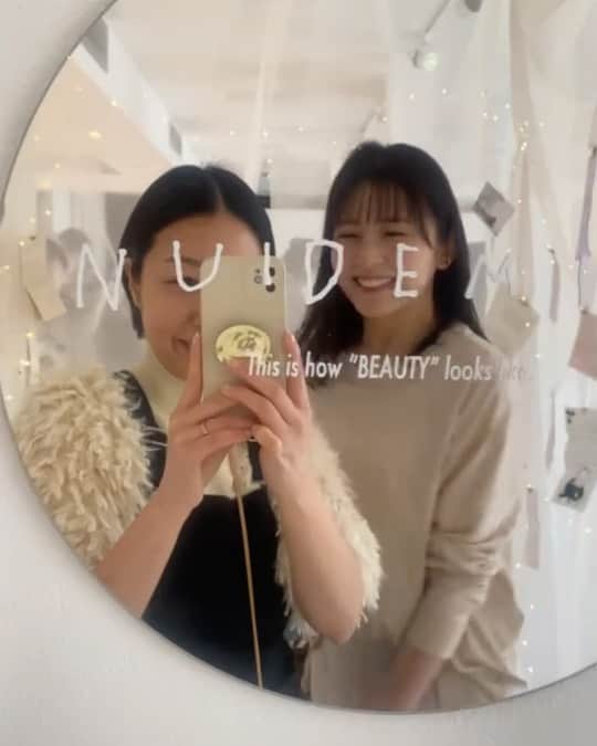 久間田琳加のインスタグラム：「先日、いつも雑誌で撮影してくださる花盛さんの写真展へ、、♡ Seventeenのときからお世話になっていて、 スタイルブック、そして今はnon-noでも🌸 雑誌が変わってもこうしてご一緒できていることが嬉しい☺️ いつもハッピーな気持ちになれる撮影なんです♡ 愛に溢れた展示で、花盛さんのお人柄が全面に伝わってくる素敵な写真展でした🥹🤍 アップできていなかった、 花盛さんとの懐かしい写真たち🫶🏻 2年前に発売された、 @rosary.moon × @yurihanamori コラボロンTを着て！ お2人のオタクな日でした😂♡」