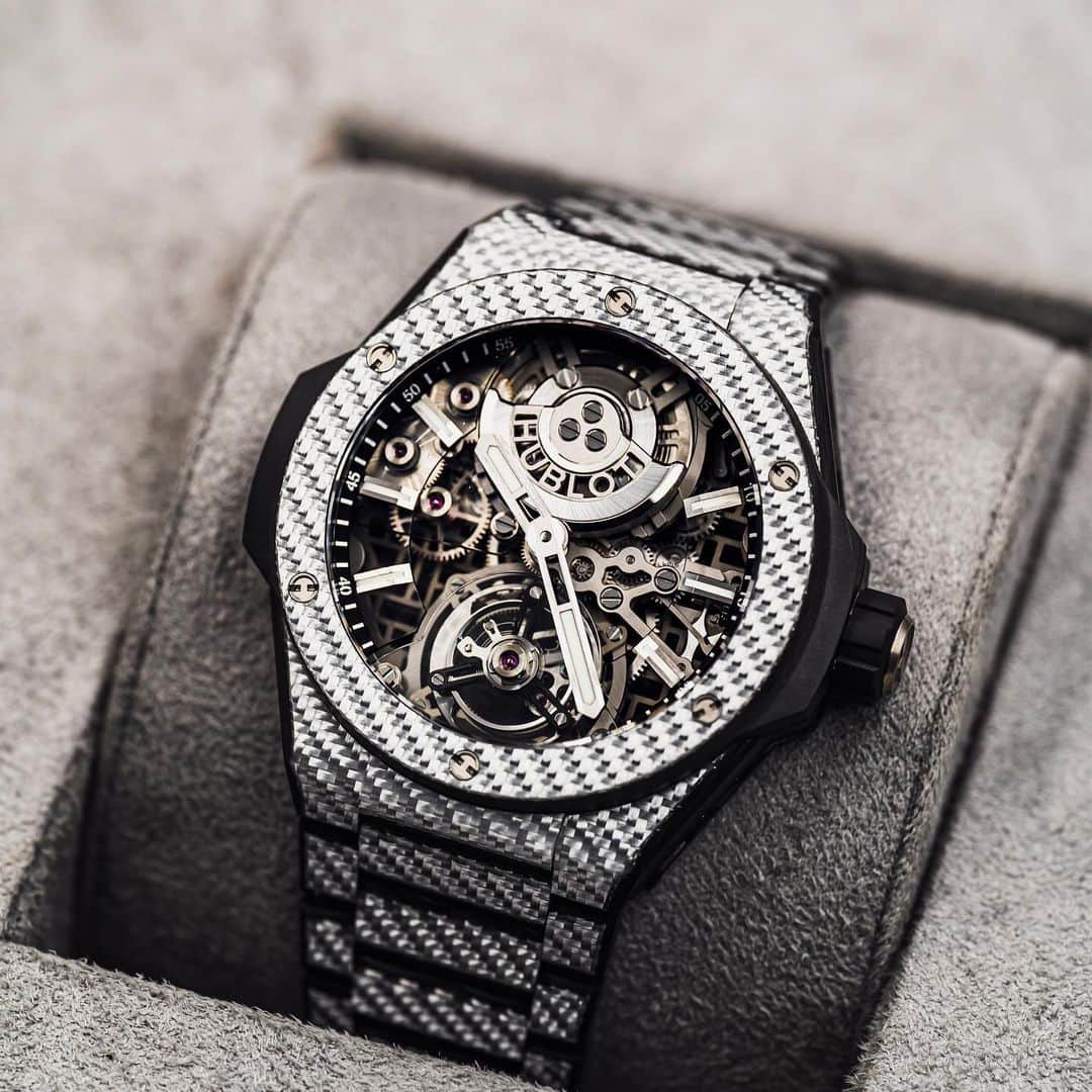 Daily Watchさんのインスタグラム写真 - (Daily WatchInstagram)「Meet the new @hublot Big Bang Integrated Tourbillon Full Carbon. This is the Art of Fusion at its best: a highly complicated micro-rotor tourbillon housed in an ultra-lightweight and robust carbon fibre and Texalium case and bracelet. Total weight: only 68 grams! Only 50 pieces will be produced.. #hublot #bigbangintegrated #watchesandwonders2023」4月1日 22時17分 - dailywatch