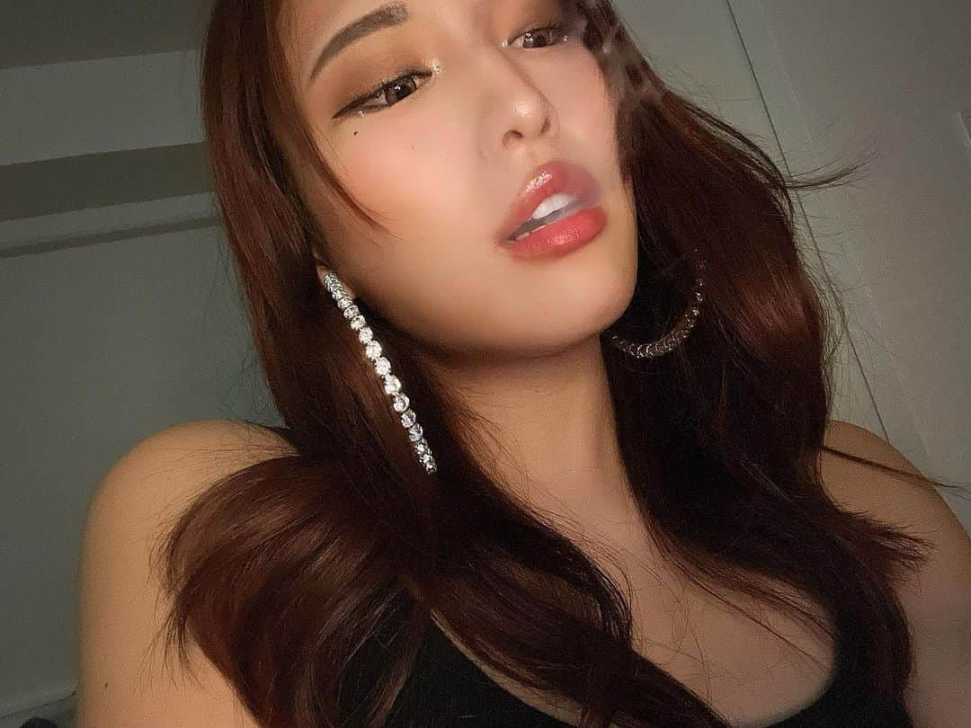 りさぶーのインスタグラム：「最近友達と待ち合わせする時に逆立ちして待ち伏せしてて『え！？』みたいな反応してる顔を見るのにハマってる。笑 . #タバコと見せかけてシーシャでイキるｳｫﾝﾅ」