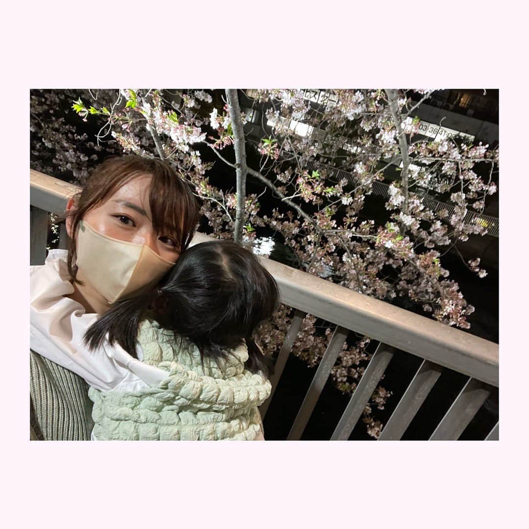 藤井奈々のインスタグラム：「今日から新学期🌸  娘と、同じ色の服を着て おでかけday♡🌱  いい天気だった〜🥰  子宮頚がんのこと、 (正式には一歩手前) 公表してから沢山メッセージがきて。 めっちゃ泣きました。🥲←スグナク ありがとうございます🌸  同じ病気の人も結構いて。 一緒に励ましあっていこうね〜 って仲間ができたり。🌼  本当に元気づけられました。 感謝感謝感謝🥰🌸  進行は、5〜10年かけてといわれてるけど、 私の場合は、 1年で急激に進んでしまいました。  セカンドオピニオンで、 HPVの型の検査をしたら  200種類の型がある中で、 一番進行の早く危険性のある16型と、 同じく治りにくい52型にかかっていて、 一番進行の早い組み合わせでした。💔  不安で不安で ごはんが喉を通らない時期もあって。  考えすぎが一番 よくないってわかってるのにね🤣  きっと、治るはず！✨ 早く見つかってラッキー🤞❣️  乗り越えなきゃいけない、 たくさんのことがあるけど、  きっとものごとは全てシンプルで。  なるようになってるから。  ぜんぶぜんぶ、プラスに置き換えて happyに生きていけるように。 なれるといいな🌼  自分は、乗り越えられる人だから 試練を与えてくれてるんだと そう思うことにします。  「辛い辛い辛い」  なんて思っていると、 幸せは逃げていっちゃうよ。🌸  小さな幸せを たくさん感じて、 今生きてるだけで、超幸せ！🌻  どんなときも前を向いて、 今を楽しまないともったいない！☀️  これが、 今の自分にとって 一番大事な気がします。✨  いつも言ってるけど、  人生一度切りなので 後悔しない生き方をする！！✨  今日もたのしもう🌈☀️  あしたもきっといい日です🫶❤️  きっと、なんとかなる。✨  今日から、4月1日！🫶 気持ち新たに、また一歩ずつ。 がんばりましょーーー✨✨🌸  #今日もいい日 #たくさん笑う #子宮頸がん #高度異形成 #上皮内腺癌 #早期発見が大事  #hpv検査 #16型 #52型 #どんな時も前を向いていこう #なるようになる  #同じことで悩んでいる人が #少しでも元気になれますように　🌻 #明日もいい日だ🥰 #クヨクヨ人間昨日で卒業　 #ブログのようなインスタ読んでくれてありがとうございます🫶」