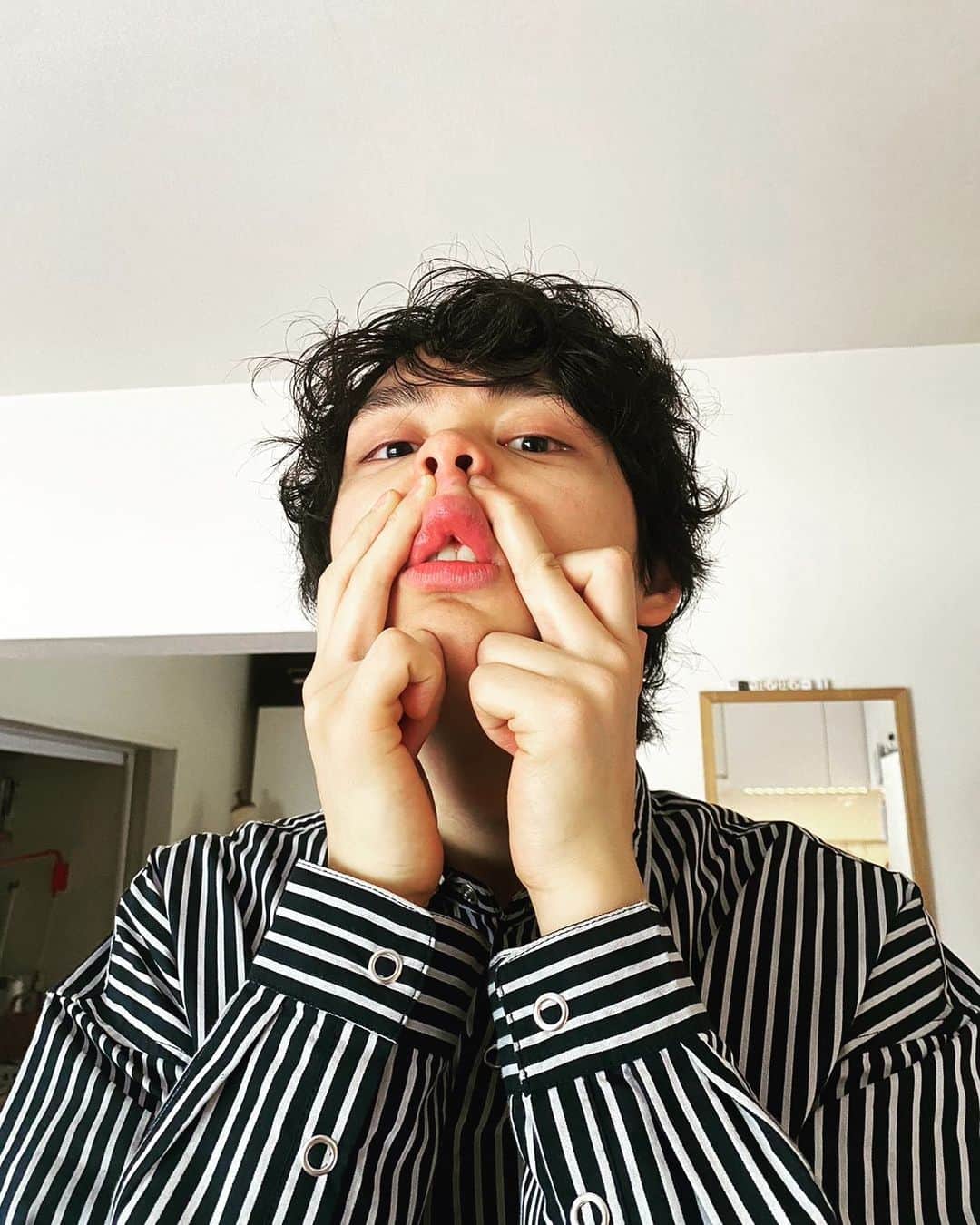 川合ルイのインスタグラム：「いつのまにか4月になったよ  楽器を触ってたらいつのまにか日が暮れてる毎日を過ごしています　 友達は働き始めて僕は学校にまた通いはじめます  5/14（日）のワンマンライブぜひ来てください🧠 毎回遠くから来てくださる方が多くて、今回の演奏はお昼の時間にしました  対バンは4月にちらほらありますが、自分一人のライブは次は5/14です  3/18が終わった直後からすぐ準備してて、必ず前回よりも良い演奏します！配信もあって簡単に見れるので予定がある人もぜひアーカイブで🧠  いろいろありますがやることがあるのは良いことなので頑張っていきます」