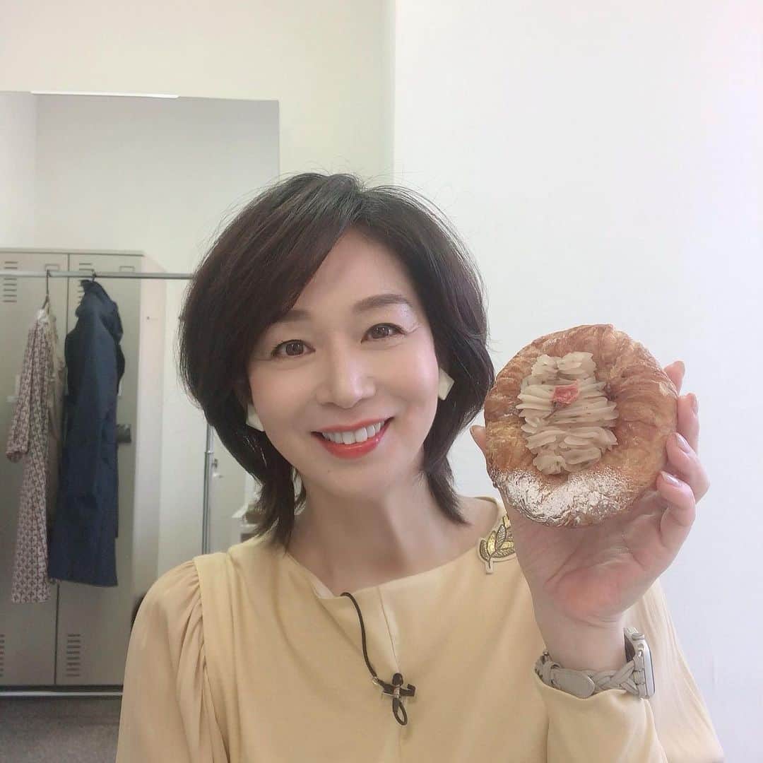 伊藤聡子さんのインスタグラム写真 - (伊藤聡子Instagram)「アップ♪の衣装は黄色のロングワンピースでした😊 差し入れにいただいたカスタードデニッシュに桜餡がトッピングされてました🌸 富山県射水市。青い海と空と立山連峰が最高でした✨✨✨ 富山湾の海の幸を使ったお寿司も素晴らしかったです✨✨✨ #メーテレアップ#射水市#海王丸パーク#立山連峰#伊藤聡子」4月1日 22時33分 - satokoito73