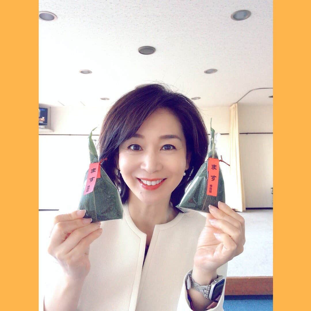 伊藤聡子さんのインスタグラム写真 - (伊藤聡子Instagram)「アップ♪の衣装は黄色のロングワンピースでした😊 差し入れにいただいたカスタードデニッシュに桜餡がトッピングされてました🌸 富山県射水市。青い海と空と立山連峰が最高でした✨✨✨ 富山湾の海の幸を使ったお寿司も素晴らしかったです✨✨✨ #メーテレアップ#射水市#海王丸パーク#立山連峰#伊藤聡子」4月1日 22時33分 - satokoito73