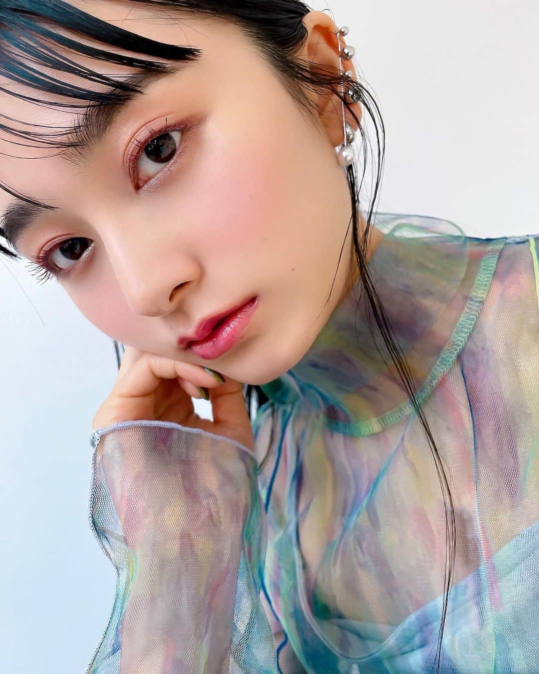 谷口翠彩のインスタグラム：「⌘ 𝐒𝐔𝐐𝐐𝐔 𝟐𝟎𝟐𝟑 𝐒𝐩𝐫𝐢𝐧𝐠 ⌘ @suqqu_official  @suqqucircle   花、葉、実、枝、樹皮、幹など、 植物から抽出された色だけで染め上げる「草木染」。  草木の色が熟成する時期を見極め、 手間暇かけて染め上げることで、画一的ではない味わいや、 くすみがかった絶妙な色味が生まれる。  やわらかく優しい色を纏うたびに、安らぎに包まれる。  そんな草木染の色彩をメイクに落とし込んだカラーコレクション。  草木染のように、 多彩な色と色とが重なり合うことで生まれる唯一無二の美しさ。  始まりの季節、希望に溢れたメイクアップ🌿🌸  【使用アイテム】 eye：シグニチャーカラーアイズ 122  春風染 -HARUKAZEZOME　 （ブリーチピンク×アーモンドベージュ）  mascara：アイラッシュマスカラウォータープルーフ 107 ニュアンスボルドー  cheek：メルティングパウダーブラッシュ 103 撫子染 -NADESHIKOZOME 105 白空 -SHIROZORA  lip：トリートメントラッピングリップ 05 聴色 - YURUSHIIRO 101 白菫 -SHIROSUMIRE  【プロセスはリールに🎞】 ①パレット右下をアイホール全体にのせる ②パレット左上を上まぶた①の上から眉下あたりまで全体にのせる ③パレット左下を上まぶた目の際に入れる 目尻だけ少し跳ねるように引きながらのせる ④パレット右上を下まぶた目頭から3分の1のところまでに入れる ⑤カラーマスカラ ⑥チークを小鼻横に103をササっと軽くはたきのせる ⑦⑥の上から中心にだけ105を重ねる ⑧05のリップを塗る ⑨⑧の上から、中心にだけ101を重ねてのせる  ヘアはひとつに結んでラフな後れ毛をだしたら！完成！💐🎁🥹  #みどめいく#みどへあめいく #suqqu#suqquアイシャドウ#スック#スックアイシャドウ#春コスメ#suqquリップ #トリートメントラッピングリップ#新作コスメ#新作コスメ2023#春コスメ2023」
