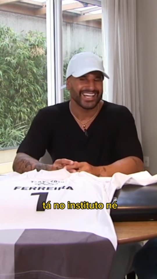 イタロ・フェレイラのインスタグラム：「Que orgulho poder fazer a diferença na vida de tantas crianças e suas famílias por meio do esporte, um dos pilares do Instituto Italo Ferreira🤩  📺 Ah, esse é um trechinho de uma entrevista que a @bandtv vai mostrar hoje (sábado) com o Italo, a partir das 12:30, no quadro @surf360_ dentro do @bandesporteclube 🌊 Fiquem ligados!  #institutoitaloferreira #iif #projetosocial #surf #band #italoferreira」