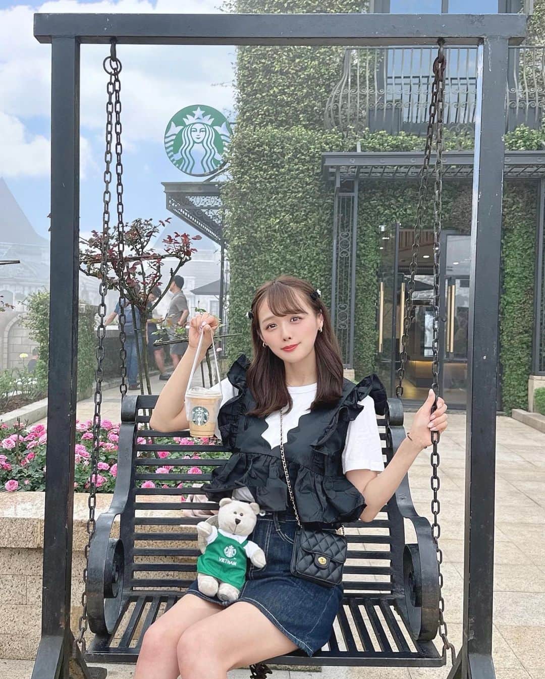 のインスタグラム：「. . ダナン観光でBa Na Hillsへ🇻🇳💐🤍 . . . 海外みたいな街並みで素敵すぎた🥺✨ お花もたくさん咲いてて どこを切り取っても映えてた💕 . . . バナヒルズ内のスタバがあったよ♡ ベトナム限定のベアリスタ🧸🤍 ドリンクはベトナムコーヒーの ラテにしたよ☕️美味しかった💕 . . . 👗トップス　@honeymihoney_official . 👗スカート　@grl_official . 👜バッグ　@grl_official . 👡サンダル　@shoesincloset_official . . . . #ベトナム #ベトナム旅行 #ベトナム観光 #ダナン #ダナン旅行 #バナヒルズ #banahills #スタバグッズ #ベアリスタ #スタバ好き #honeymihoney #ハニーミーハニー」