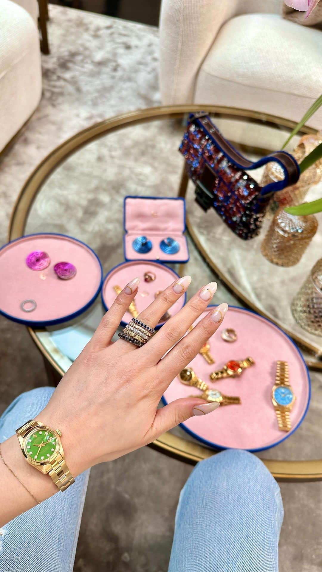 ペオニー・リムのインスタグラム：「TRYING ON JEWELS • 📍@burlingtonarcade  I visited @lilygabriellafinejewellery with my favourite @vintagewatchcompany watches to find some gorgeous combinations for the next season.  Press samples.」