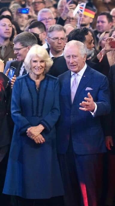 ロイヤル・ファミリーのインスタグラム：「Over the past three days, on our first State Visit, we have been most fortunate to have had the opportunity to be with you all once more in Germany, a country which is so close to our hearts.   Thank you for such a touching and warm welcome – we hope to return again soon!   - Charles R and Camilla R  🇩🇪  In den letzten drei Tagen, bei unserem ersten Staatsbesuch, hatten wir das große Glück,  wieder einmal bei Ihnen allen in Deutschland sein zu dürfen, einem Land, das uns so sehr am Herzen liegt.   Danke für diesen rührenden und herzlichen Empfang. Auf ein baldiges Wiedersehen!  -  Charles R und Camilla R」