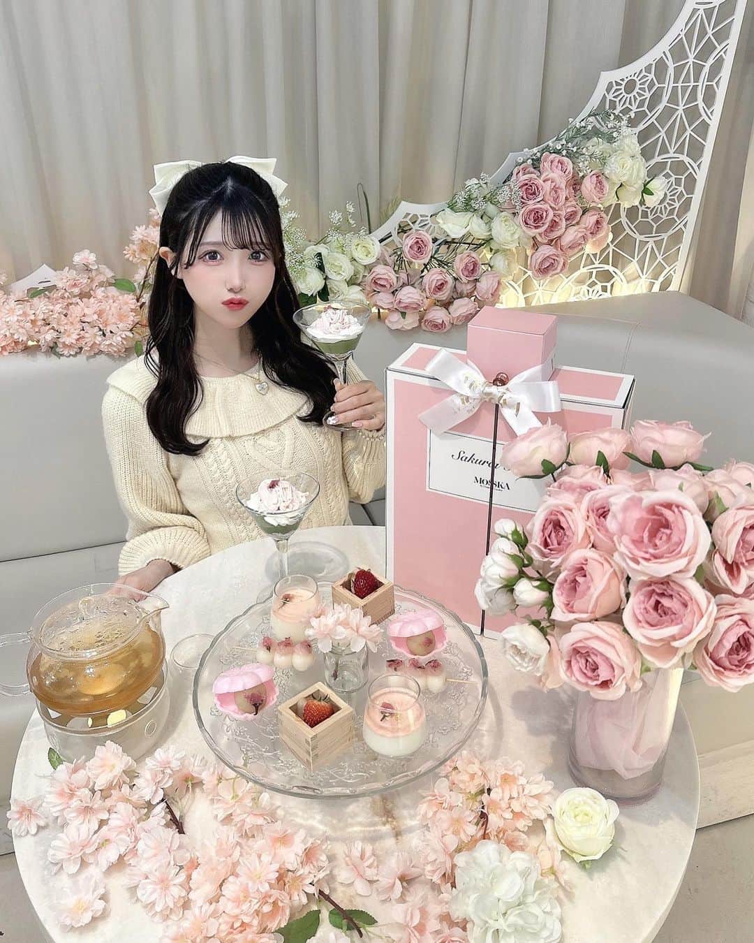 田口未彩のインスタグラム：「♡  @moska_by_gingergarden で アフタヌーンティーしてきた🫖🤍  甘いものだけじゃなくて ちょっとしたご飯物とかもあって 美味しかったーー🤍  .」