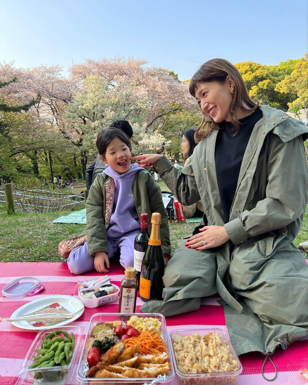 廣瀬規子のインスタグラム：「急遽、親友夫婦を誘って出掛けたお花見🌸  いつも美味しい、美味しいと沢山食べてくれるから、、、今日は実家から送られてきた筍を筍ご飯にして、お弁当を作って持って行きました🍱  もう散っていく桜も素敵だったけど、公園には沢山人がいて、みんな笑顔で、開放的で、、、 その空気を感じてるだけで、なんだか幸せな気分になりました🥂🌸✨」