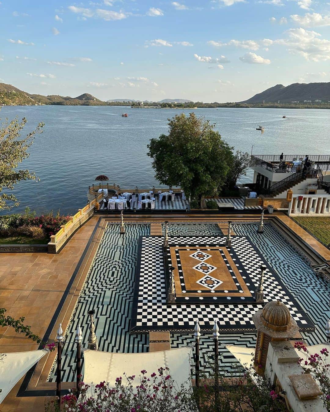 ブライアン・オーサーのインスタグラム：「Incredible India 🇮🇳 indeed!  Nice break after a wonderful world championship.  #leelapalaceudaipur #increadibleindia」