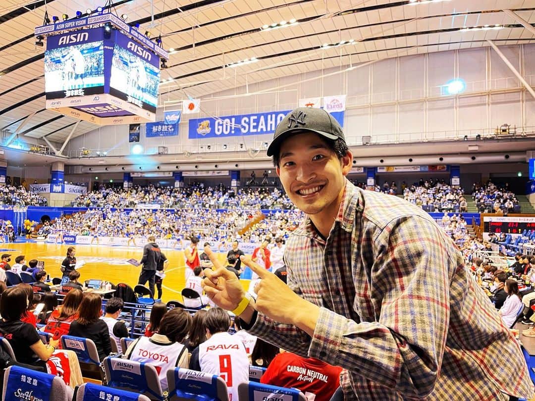 吉野樹のインスタグラム：「. Bリーグ シーホース三河vsアルバルク東京との試合を見てきました！  生で見るのは今回が初めてで、 試合はもちろん、他にも会場の雰囲気、盛り上がり方等とても刺激を受けました。 俺ももっと頑張ろ。  楽しかったぁ。 他にもいろんな競技見に行きたい🔥  #bリーグ  #シーホース三河  #アルバルク東京  #basketball  #handball #JHL #newera #newerajapan  #neweracap  #フランネルシャツ」