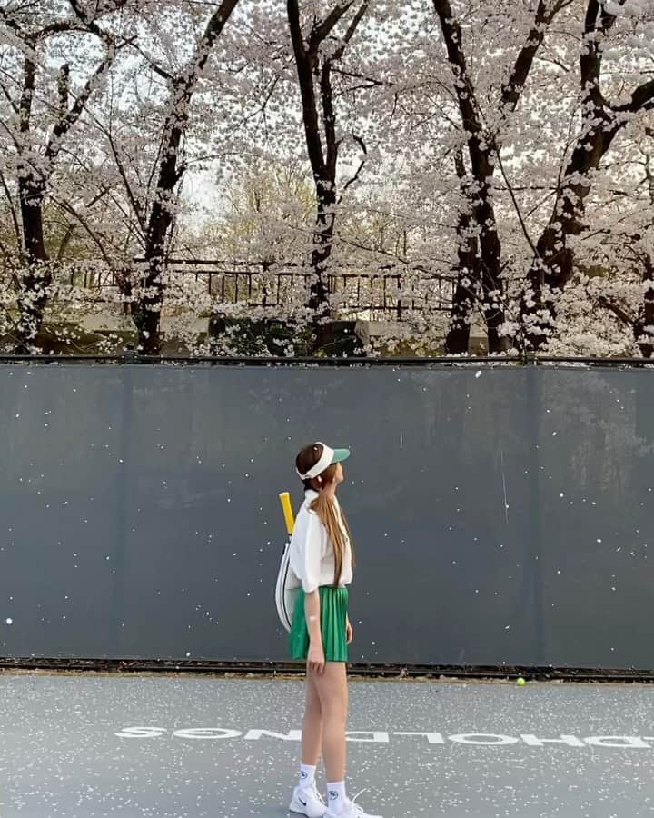 ハン・ボルムのインスタグラム：「#테니스 #테니스룩 🌸🌸🌸」