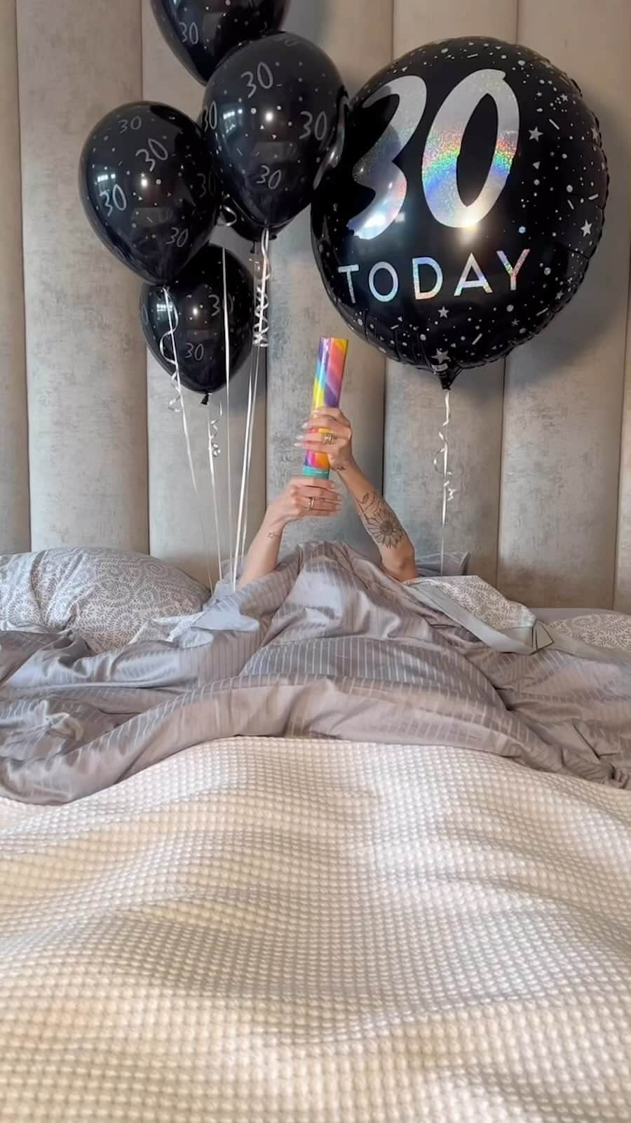 アンネ・コウチーニョのインスタグラム：「E ontem eu acordei mais velha, trintei! 🥳Que a vida siga me presenteando com muita alegria, saúde e pessoas incríveis. ❤️  Obrigada por todas mensagens todo carinho, vcs sem duvidas fazem parte de toda a minha celebração de vida! ✨」