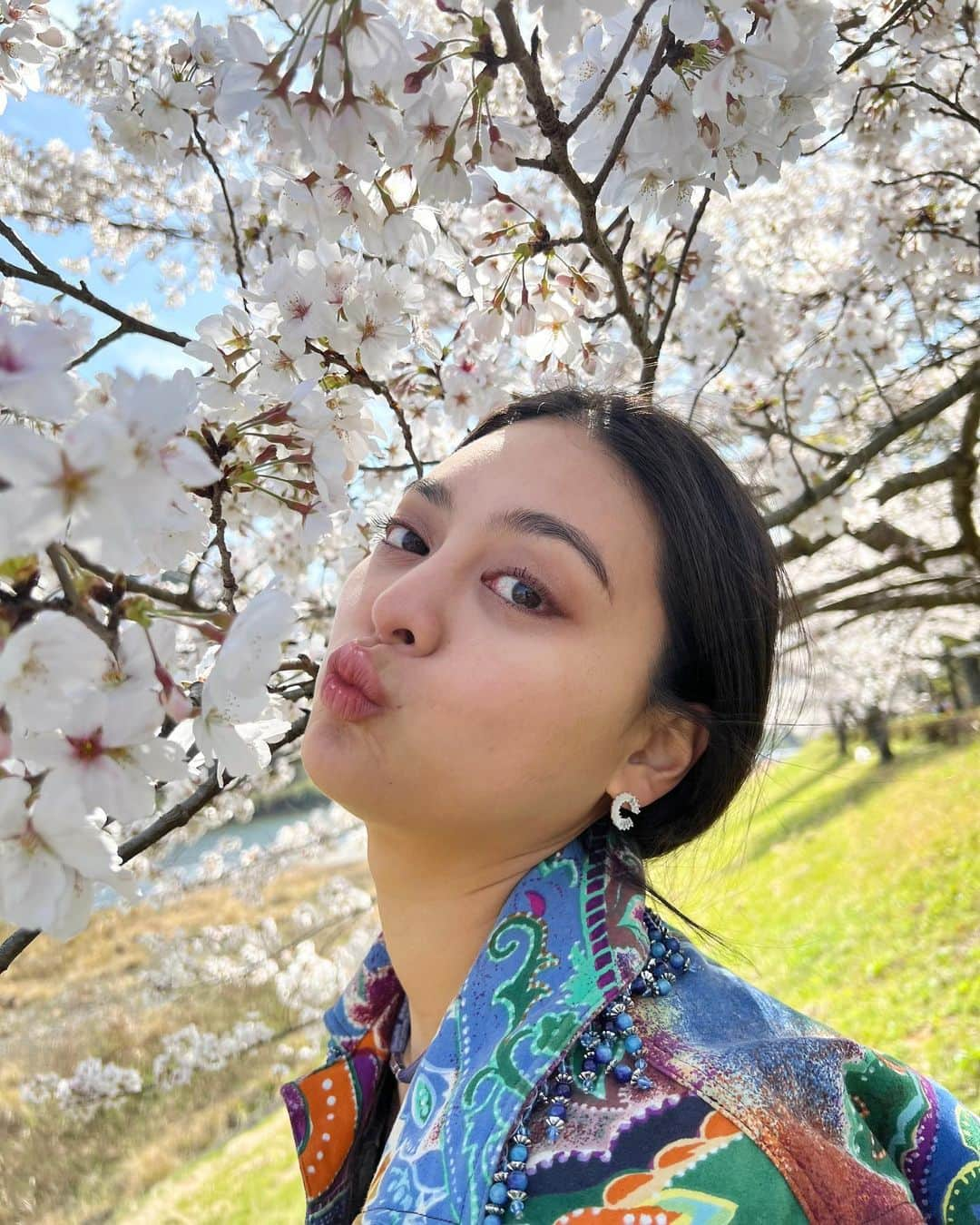 遊海 Yuumiさんのインスタグラム写真 - (遊海 YuumiInstagram)「The Sakura is a reminder that even after the harshest of winters, spring will always come again, bringing with it the promise of new beginnings✨　 Cheers 🥂  #SakuraSeason #BloomWhereYouArePlanted #NewBeginnings #LifeJourney #SelfGrowth #MotivationalQuotes #NaturePhotography #PinkPetals #SpringVibes #NatureLove #JapaneseCulture #BeautifulScenery #Inspiration #PositiveVibes #Happiness #sakura #miyariver #宮リバー　#宮リバー度会パーク #花見　#桜　#ビューティー　#セルフケア　#春　#自然　#visitmie #visitjapan」4月1日 22時38分 - yuumi_kato