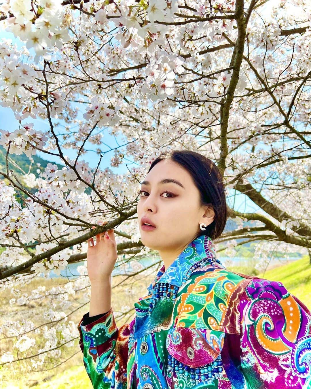 遊海 Yuumiのインスタグラム：「The Sakura is a reminder that even after the harshest of winters, spring will always come again, bringing with it the promise of new beginnings✨　 Cheers 🥂  #SakuraSeason #BloomWhereYouArePlanted #NewBeginnings #LifeJourney #SelfGrowth #MotivationalQuotes #NaturePhotography #PinkPetals #SpringVibes #NatureLove #JapaneseCulture #BeautifulScenery #Inspiration #PositiveVibes #Happiness #sakura #miyariver #宮リバー　#宮リバー度会パーク #花見　#桜　#ビューティー　#セルフケア　#春　#自然　#visitmie #visitjapan」