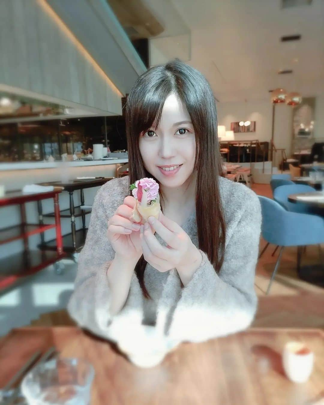 瀬戸マドカのインスタグラム：「４月ですね🌸🧸ポカポカ🌸 · 可愛い桜の生春巻き(•ө•)♡#カフェ記録 · 🏥帰り🍽初めて行ったcafe☕OPENしたばかりとの事でゆったり空間でcafe lunch🍽 · 美味しかったです(๑´ڡ`๑)食用の桜#生春巻き大好き  味も見た目もgood🌸  · · 今日も1日お疲れ様でした🍓 · · · #甘やかしシリーズ #時差投稿 #アルパカニット #穴場カフェ #カフェ巡り #カフェ好きな人と繋がりたい #ランチ巡り #ご飯記録 #cafelunch #cafe #foodstagram #tokyojapan」