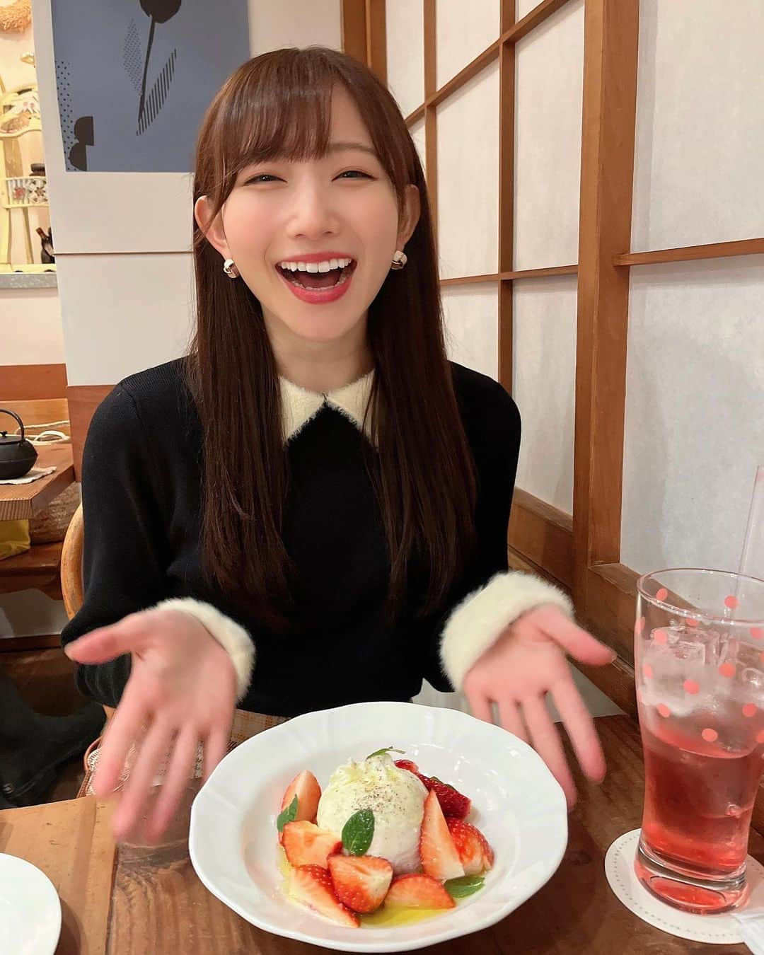 青山なぎささんのインスタグラム写真 - (青山なぎさInstagram)「嬉しそうな青山✌️ #青山なぎ写」4月1日 22時43分 - aoyamanagisa_official