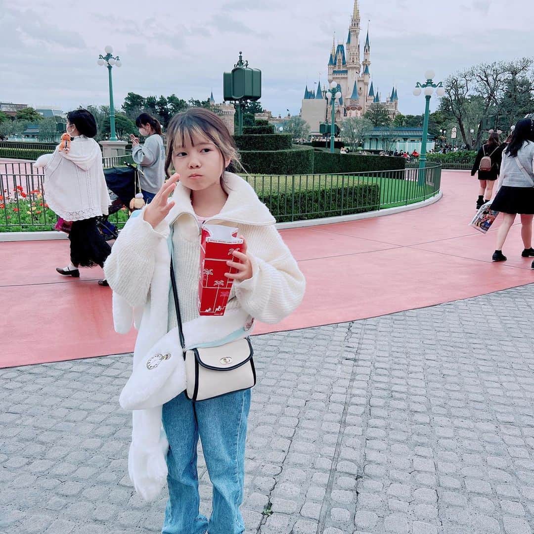 のインスタグラム：「お誕生日何したいか聞いたら、家族でディズニーランドに行きたいと。ヨットレースを終えて、海から夢の国へ🐭行ってきました。海のほうがよほど夢の国にちがいないアンチディズニーのメンズたちも、姫のために頑張りましたよ！我が家の姫は、いつまでもみんなのベビーだから、10歳だなんて信じられないないネ。あらためておめでとう❤️🖤」