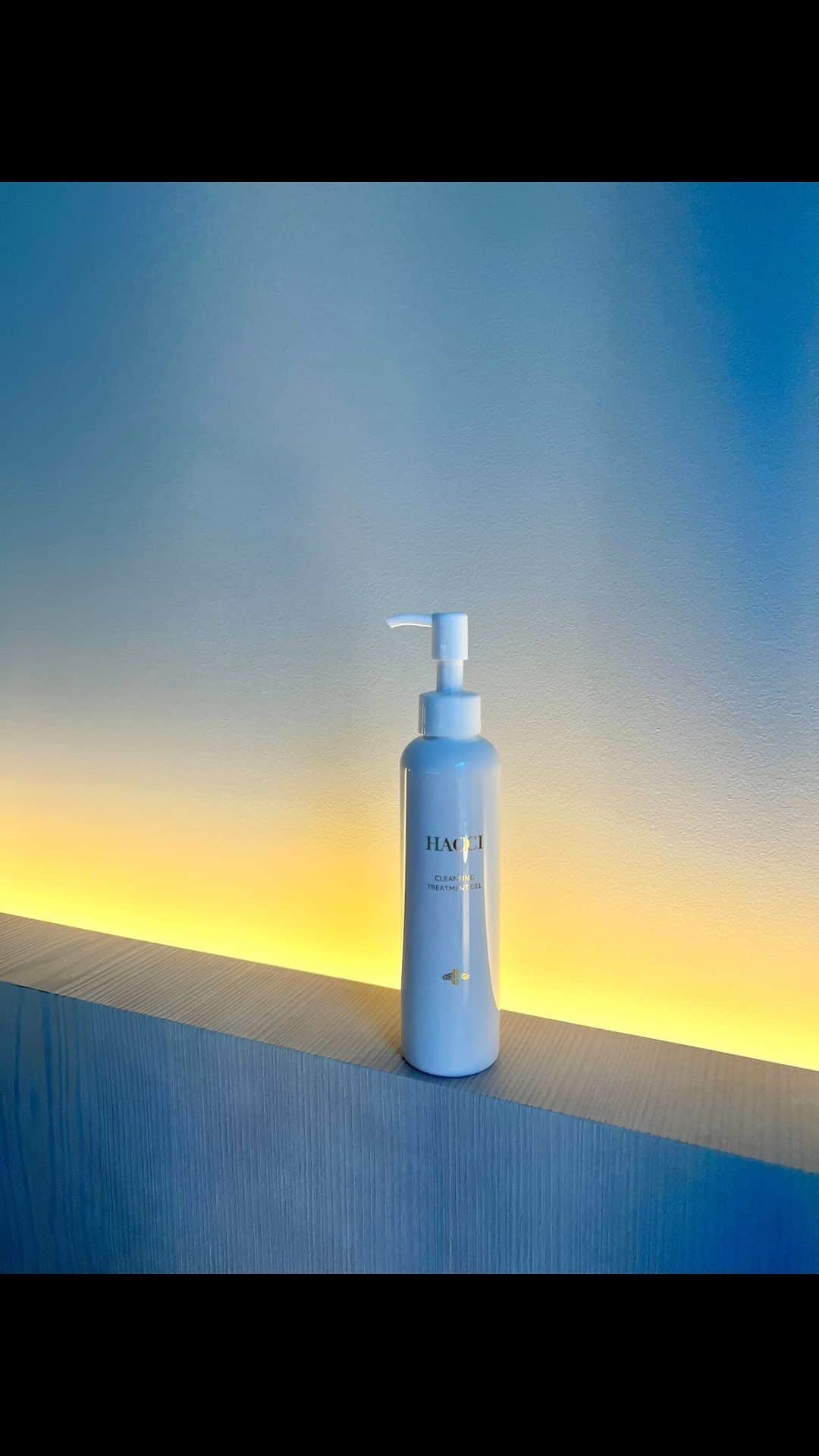 のインスタグラム：「Remove makeup routine🧼🥰😘💄✨  @hacci_official 🍯✨  はちみつでメイクを落とす、クレンジングトリートメントジェル✨今日から全国発売です🫶🏻大人肌の毛穴悩みに特化した６種類の美容液成分が入ってます🤍美容液ベースの濃密ジェルが隠れたつまり汚れを吸着し、赤みや炎症など肌のゆらぎを鎮静させ、なめらかで引き締まった毛穴に導くの🐝✔︎✨ひと足先に愛用しているのだけど、毛穴ケア力を特に感じる✨しっかり落としたい、毛穴ケアしたいこれからの季節は特におすすめです🤍  #hacci#honeycosmetics#はちみつコスメ#はちみつ美容#毛穴ケア #毛穴ケア洗顔#クレンジング#はちみつクレンジング」