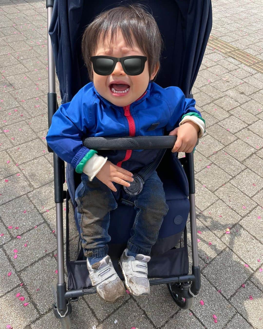 小林由未子のインスタグラム：「. 公園でびちょびちょのドロドロになった日  どうしても水溜りや池に吸い寄せられていく...  特に池!! 見つけると無我夢中で歩いて行きます。 水面歩けると思ってる？？って 聞きたくなるくらいズンズンと。 (まだ１歳なのでそうゆうのが分からないのは百も承知)  とにかく怪我なく帰れると 少しホッとする日々です😮‍💨  #帰るよーとベビーカー乗せると怒る  #もっと遊びたいのに #いやいやあなたお昼ご飯の時間なのよ」