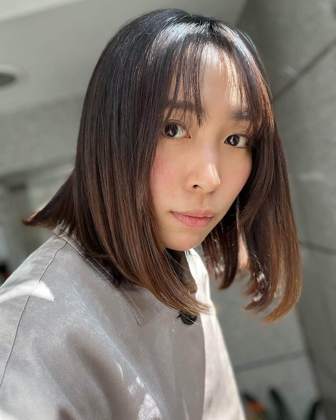 黒川芽以のインスタグラム：「元気ですかい？  この間、久々に1人で3時間だけ時間を頂いてトリートメントとカットしてきました！  子供と離れると荷物少なすぎて、変な感じがするし、体重10kgくらい軽くなったんじゃないかみたいな気がするけど、財布、ケータイ、リップクリーム。これで終わり。  すっごく久々に自分の写真がカメラロールにw  長い間ケアできてなかった髪が本当にツヤツヤになって、しかも持続している！ 感動！次の日には戻っちゃうトリートメントも多いけど、これは本当良かった〜！  そして、今日はようやく今年初のお花見してきたんだけど、自分の写真撮ってるヒマがなかったよ〜！ごめんなさいっ  誰か撮ってくれ。  #likobymaris  #髪質改善トリートメント」