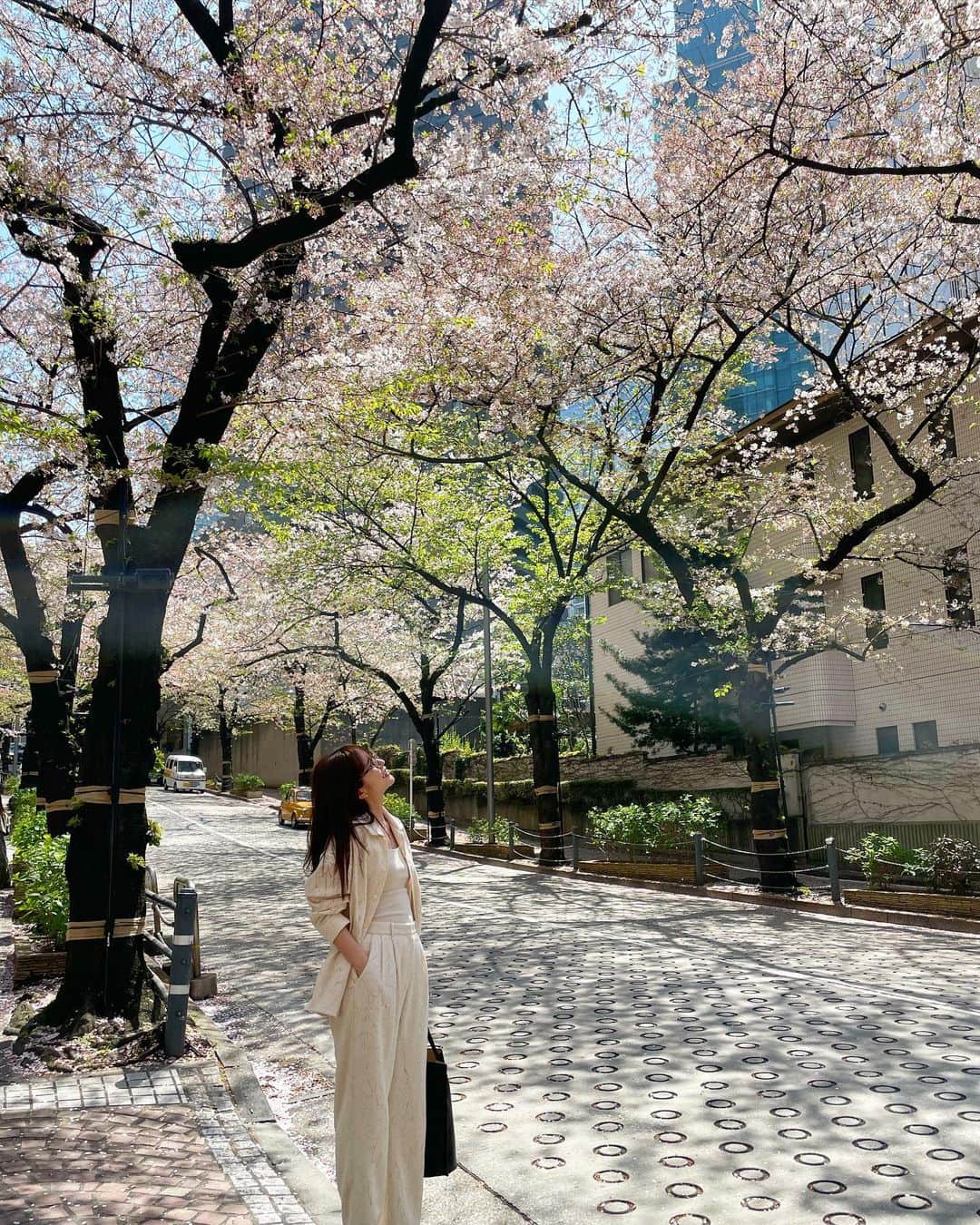 鈴木愛理さんのインスタグラム写真 - (鈴木愛理Instagram)「✴︎ 4月になりましたね☺︎ 今年は桜見れました〜  みなさんの新生活が、楽しい日々になりますように〜✨  #明日は松山春まつり♡  #スズキノシフク」4月1日 22時51分 - airisuzuki_official_uf