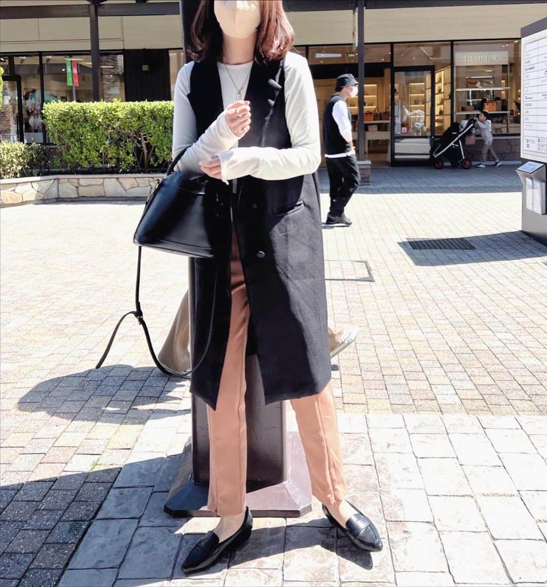 09yumi27のインスタグラム：「＊ ＊ 今日のコーデ ＊  アウトレットへ🛒 おおきな買い物はしなかったけど 良い天気でストレス発散になった🌸 ＊ ＊ #今日のコーデ#ママコーデ#ママファッション#ootd#fashion#instafashion#プチプラコーデ#プチプラファッション#着回し#着回しコーデ#ootd部#大人コーデ#30代コーデ#大人女子#きょコ#30代ファッション#大人カジュアル#オトナ女子#春コーデ#大人かわいい#きれいめカジュアル ＊ ＊」