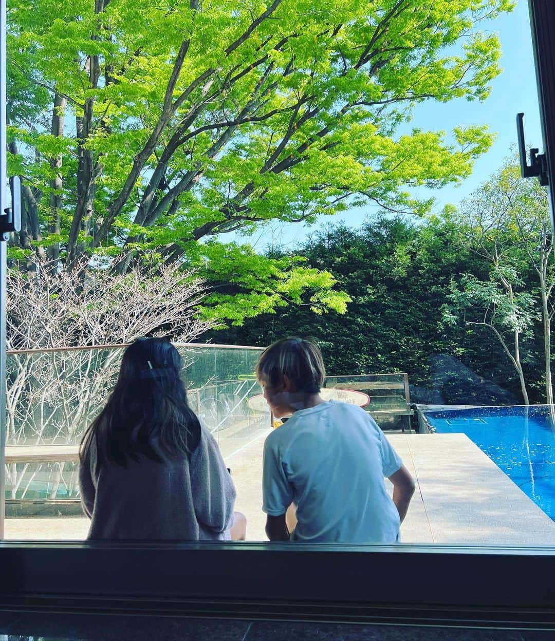 田波涼子のインスタグラム：「なんだかあっという間に4月。  4月1日といえば結婚記念日。 また今朝まで忘れていた…🙄  16年が経ち 子供達も中１、小4に。 そして先日たまたま子供2人共が病院で血液検査をすることになり、血液型が判明。 息子は絶対Aではないと思っていたら。  やはり息子B  娘A  ちなみに主人A 私AB   血液型で判断するのは…って思うけど、やはり少し合ってる気がする🤔　娘は間違いなくAだと思ってたし。  そんなこんなで、また新しい風が吹き、家族で楽しんでいけたらと思っております⭐︎」