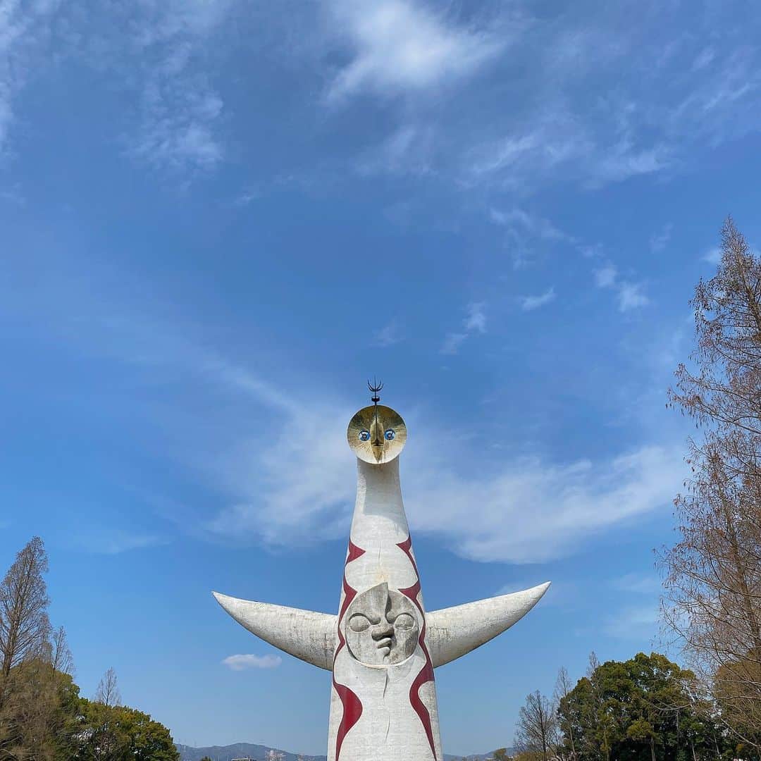 山内マリコのインスタグラム：「新年度から朝日新聞の書評委員を拝命しました。任期は２年。新刊の海からこれは！という本をたくさんご紹介できるよう努めますので、みなさまよろしくお願いします。  書評は土曜の朝刊に掲載され、その後WEB〈好書好日〉にも転載されます！  朝日新聞は大阪発祥ということで🌞  #朝日新聞  #書評  #books  #bookreview」