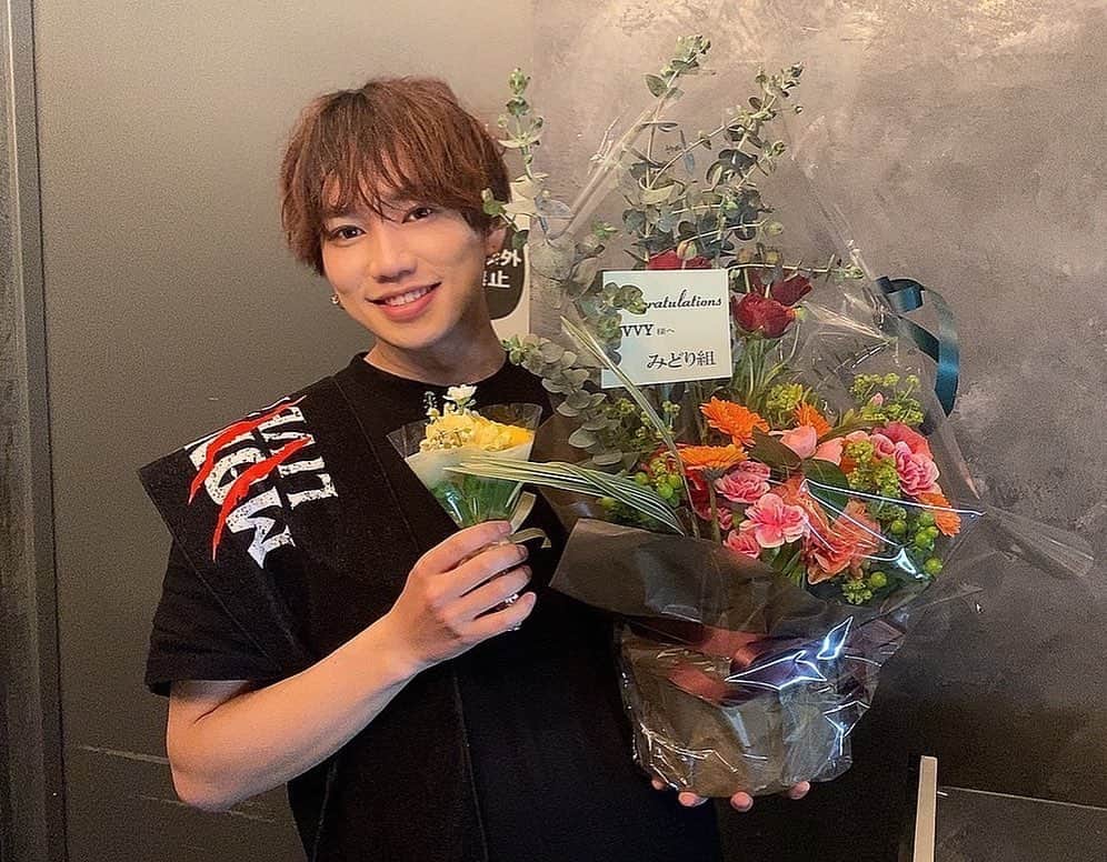のインスタグラム：「札幌凱旋公演ありがとうございました😊✨  本当に最高すぎました😭  また必ず帰って来ます🔥  そんな夜は小学生からの親友たちと🍻🐟✨」