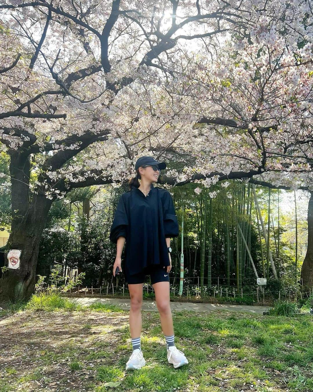 坪井ミサトのインスタグラム：「morning run🌸🏃‍♀️  朝から桜を味わいながら @yoko_runlife さんとゆるゆるお話しrun☀️  そのまま下北沢に向かって @yukieeeee19 さんの coffeeメディテーション☕️に参加しました✨  いつも意識しない周りの音や匂い、 五感を感じる新鮮な時間でした。  自分と、周りと向き合う時間って 大切だなぁと改めて実感🥹  ウェアは 機能性とおしゃれの二刀流 @hereiam.official 🤍 スポーティーで着心地も良く可愛い🌼  日々の運動を習慣に☺️  #run #running #朝活 #桜 #お花見run #workout #gym #bodymake #fitness」