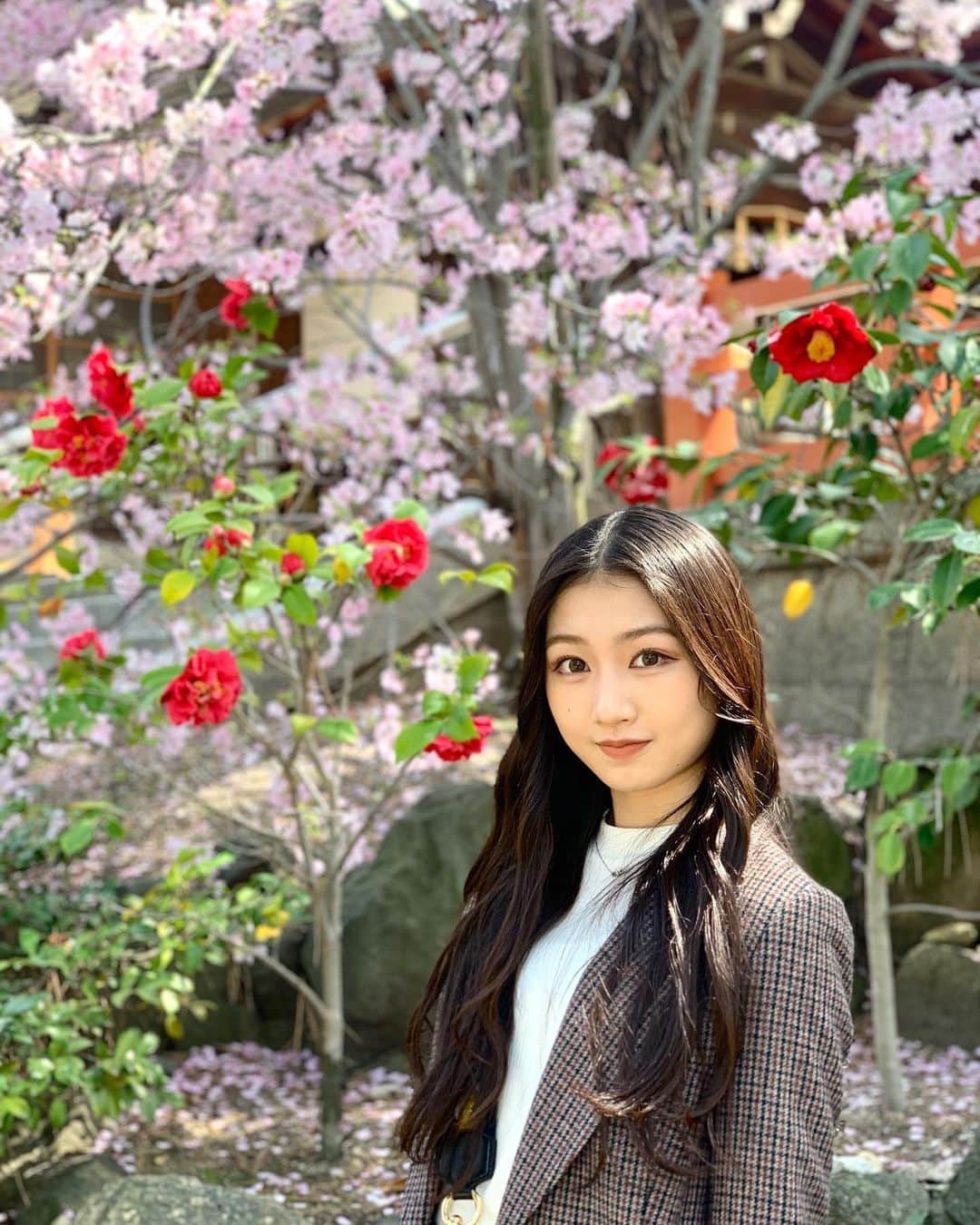 塩月希依音のインスタグラム：「🌸🌹🌼  #お花#花#flower#flowers #センター分け#巻き下ろし#巻き髪#巻き髪ロング #春#はる#spring #jk#sjk#05#05년생 #05line」
