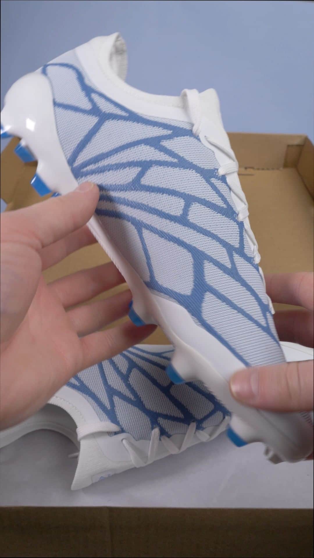 UMBROのインスタグラム：「Open the box ✅. Velocita Alchemist  White/ Malibu Blue/Clear Sky. Out now.  #umbro #heretoplay #thisisourgame #football #footballboots」
