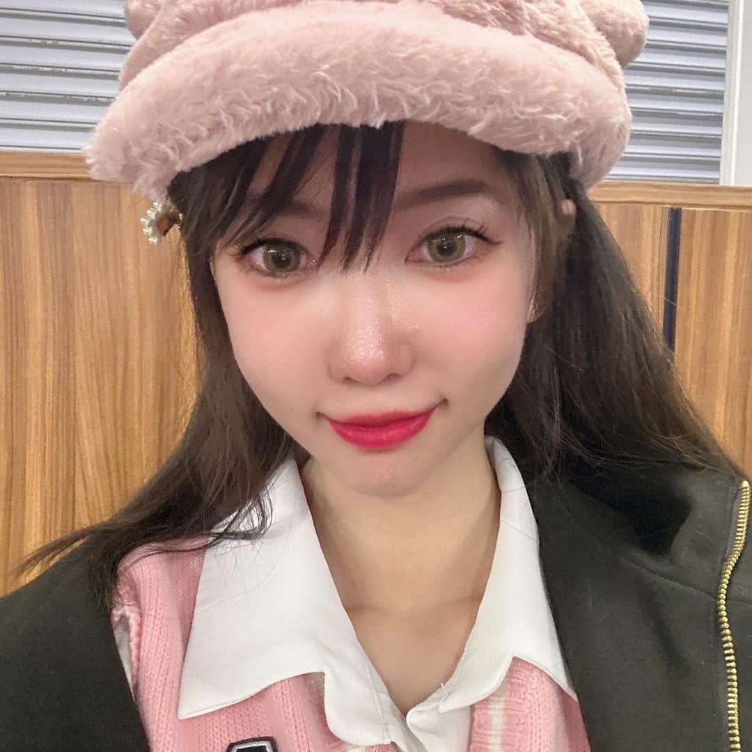 りんか社長のインスタグラム：「【爆買いはここで起きてます！！】  最近ライブコマースで、〇〇が300個売れました！1000個売れました！！  とかのつぶやきをよく見るんですが、、、  それって売上いくらなんですか？ それでどこかが救われたんでしょうか  そんなことやってても意味ないの、なんで気がつかないかな。  毎分毎時間それだけ売れるならわかるけど、たまーに配信してそれが売れて、企業側はいくらの利益でいくらのマーケティング費用を出せるんでしょう？  また過去の失敗の繰り返ししちゃって、ほんと呆れます。  そんなやり方してたらまたライブコマース市場は浸透しないよ？  中国の展示会なら、すでにそこではあの頃のような爆買いが行われてて、速攻で数千万の売上、中には数億の売上が叩き出せてる。  自己満の世界で動いてても日本は救われないよ  目を覚まして欲しいな  今こそ展示会に出展すべきだということを  中国語できなくても、スタッフがいなくても 丸々こちらでカバーできます。 どうぞゆっくりお茶でも飲んで休んでてください。是非任せてくださいね。  #中国展示会 #ライブコマース #日本のライブコマーサーは終わってる #また失敗の繰り返し #爆買い #爆買い中国人  #中国で売ろう」