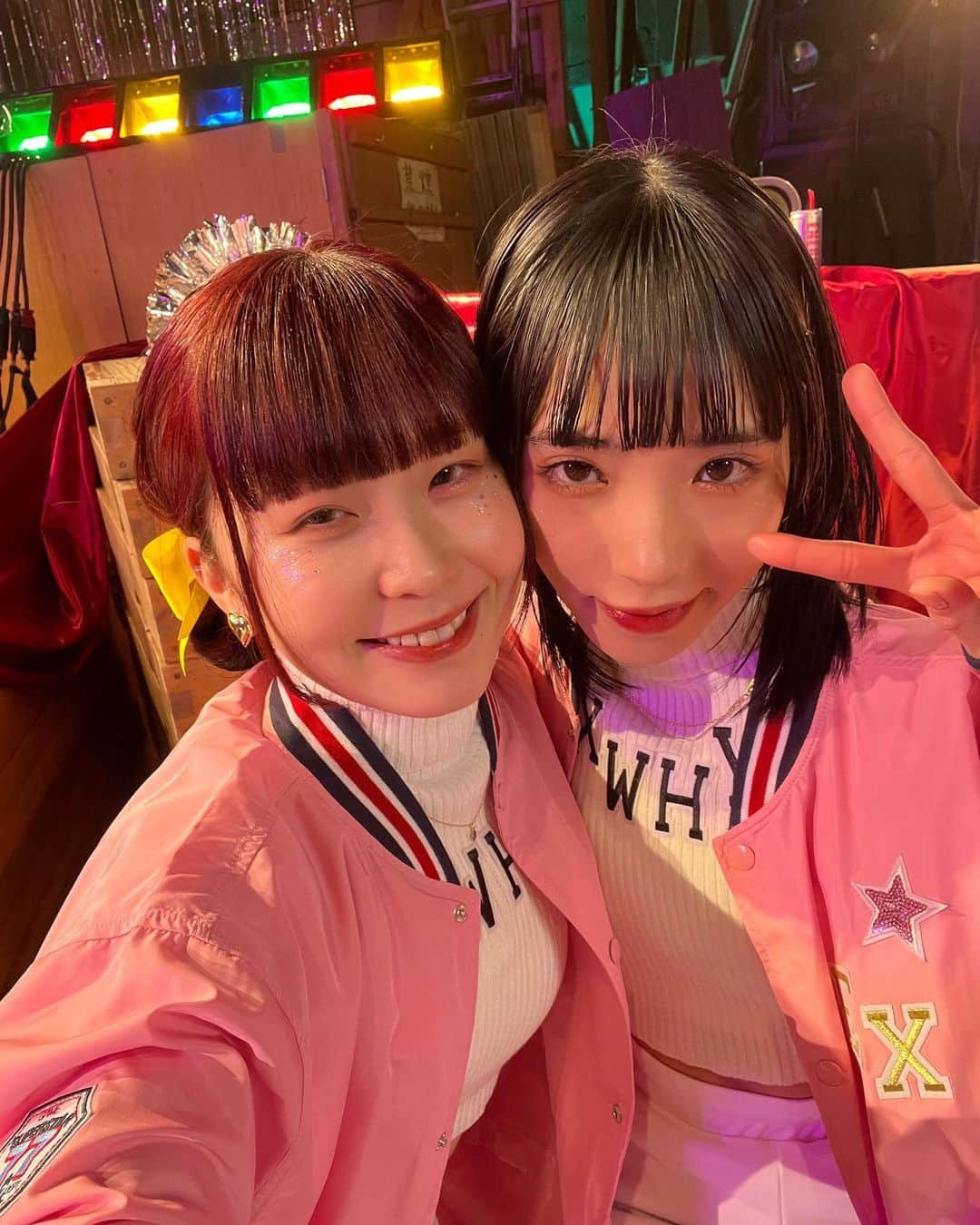 MAYU EMPiREさんのインスタグラム写真 - (MAYU EMPiREInstagram)「アユニちゃん。  エイプリルフールの企画に付き合ってくれて本当にありがとう！！！  激多忙人間なのに。 申し訳なさと、感謝のきもち。  アユニプロだ。めちゃくちゃ。 わたしなんかはもっともっと頑張らなきゃね。  ほんと、愛いっぱいでかっこいい人だ。  だからアユニちゃんのこと好きなんだなあって思った！！  一緒にライブできて嬉しかった☺️ありがとう  みんなにも楽しんでもらえたかなぁ？  今日初めて出会えた人もたくさんありがとうございました！  みんなにまた会えますようにっ。  @ayunid_official 🫶」4月1日 23時25分 - mayu_exwhyz_