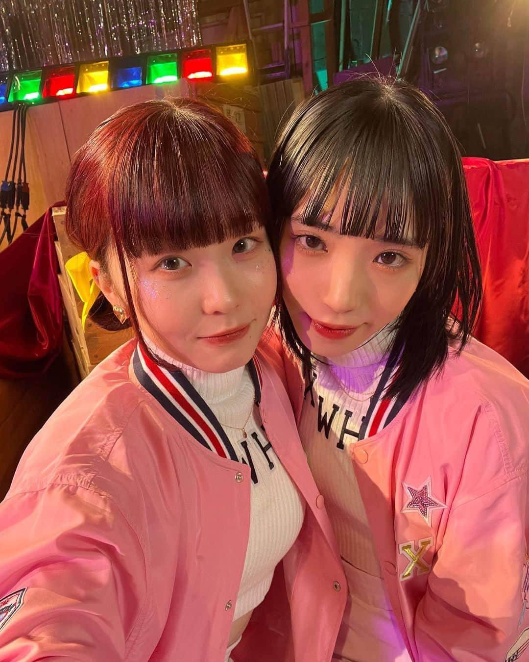 MAYU EMPiREさんのインスタグラム写真 - (MAYU EMPiREInstagram)「アユニちゃん。  エイプリルフールの企画に付き合ってくれて本当にありがとう！！！  激多忙人間なのに。 申し訳なさと、感謝のきもち。  アユニプロだ。めちゃくちゃ。 わたしなんかはもっともっと頑張らなきゃね。  ほんと、愛いっぱいでかっこいい人だ。  だからアユニちゃんのこと好きなんだなあって思った！！  一緒にライブできて嬉しかった☺️ありがとう  みんなにも楽しんでもらえたかなぁ？  今日初めて出会えた人もたくさんありがとうございました！  みんなにまた会えますようにっ。  @ayunid_official 🫶」4月1日 23時25分 - mayu_exwhyz_