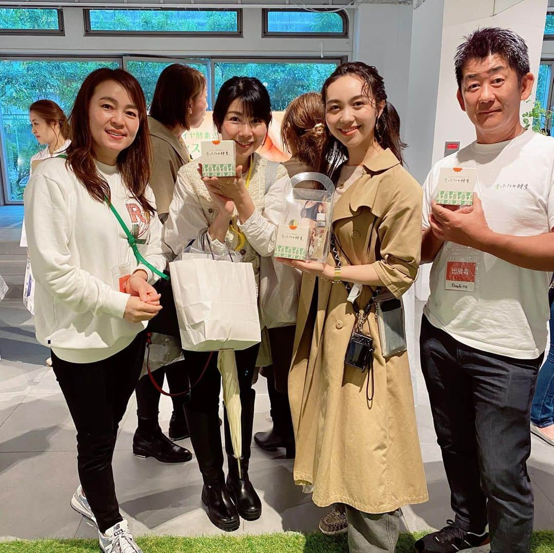 中山真見さんのインスタグラム写真 - (中山真見Instagram)「春は展示会・イベントラッシュ！！ ・ ナチュラルで素敵なプロダクトを求めて 足を運びました！ ・ ①②#フェスリエゾン 全てがナチュラルではないので吟味しつつ、 @unito_siiiii さんの原液美容液や @ito__oyatsu さんのジャム @paaimaz さんのナッツやドライフルーツ @nakayahichihachi さんのお出汁、、 他にもオススメが沢山❣️❣️ ・ ・ ③④⑤ #bioplefes @biople の新商品展示会。 @scobycha_tea のコンブチャ @bionormalizerjp ファスティングセット @vox_spice_jp →愛用してて大好きなスパイスたち！！ @tom_and_luke_jp デーツボール @naturething_wholefood デーツバー デーツのオヤツ❤️美味しいよね。 @soyprotein_beauty 新フレーバーのシナモンも美味しかった！ ・ ・ ⑥#foodex ビックサイトで行われたイベント。 一部オーガニックゾーンもありましたが、 基本的に広い会場から良さそうな商品を見つけるので1日がかりです。 @neo_natural さんにお会いできた❤️新プロジェクトを構想中だそう😆 木桶醤油コーナーがとても魅力的だった！ ・ お写真は無いけれど、 幕張メッセで開催された #スーパーマーケットトレードショー にも行きました。 こちらもフーデックスと同様、アンテナを張って良さそうな商品を見つけます！！ 特に地方のブースは魅力的❣️ ・ ・ ⑦⑧#ニューエナジー クリエイターが集まるイベント。エシカルゾーンが面白い！ @aiko.emotionalsky2020 さんにお会いできた！ 社会貢献活動をされたり、 海外から魅力的なプロダクトを持ってきたり、 多方面で活躍される起業家さん。今度ゆっくりお話をお伺いしたいです🥺 @tokitsubeeslifefarm 大好きな養蜂家さん❣️ ブースがパワーアップしてた！！ @karmabites.japan 蓮の実ナッツはヘルシーで絶品！ ・ ⑨⑩ 伊勢丹で行われた @papamama_bokuwatashi  @eco_luluca ドイツのオーガニックベビーアイテムを輸入する企業さま。 @asahikamiya 即完売していたママベビーグッズを作るあさひちゃん❤️ @saris_cookies のクッキーは無添加で素材に拘り絶品だった！ ・ ・ 載せきれないけれど、 まだまだ沢山の素敵なプロダクトに出会えた春🌸🌸 ・ 色々見ていて思うこと。 私は軸がブレてはいけないんだ！！と。 ・ @vio_organic で詳しくご紹介していきますね✨✨ ・ ・ #展示会 #オーガニック #無添加 #オーガニックコスメ  #オーガニック食品  #無添加生活  #無添加食品  #無添加調味料  #無添加ママ  #美味しいもの  #vio #ヴィオ」4月1日 23時19分 - nakayamamami