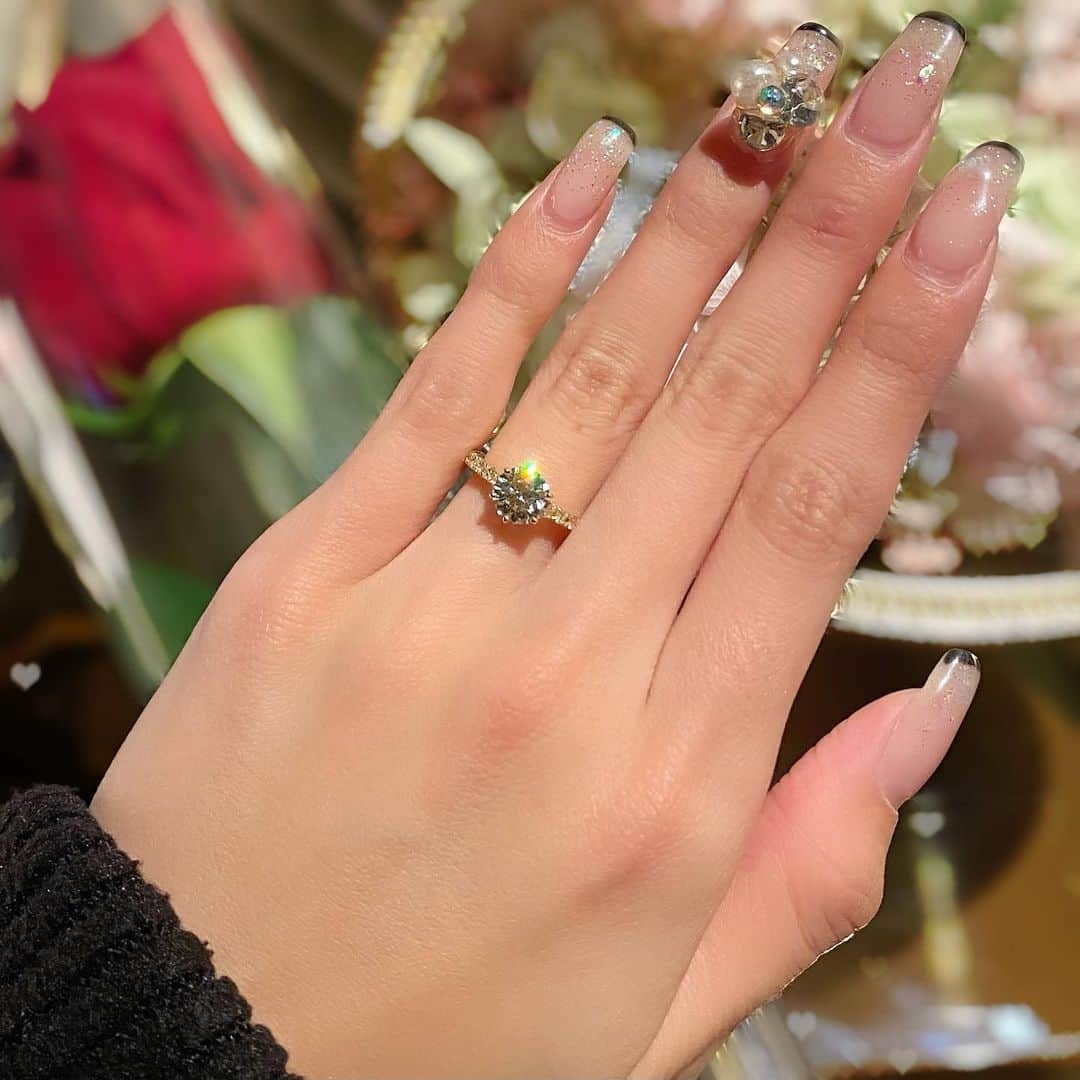 春川桃菜のインスタグラム：「ご報告🫶🏻 3月20日に結婚しました💍🤍  少し長くなりますが、思い出として投稿させてください♡😹  彼がこんなにも豪華な指輪をオーダーしてくれていたことを知らず…とても感動😭世界に一つ。宝物です💍  入籍した日は私の誕生日で、毎年彼にたくさんお祝いしてもらっていたのですが、今後は私からも日頃の感謝を伝えられる日になるので、なんだか嬉しい気持ちです🤍  彼が私を嫁と呼ぶことにまだ慣れずドキドキしている日々です😹笑　 何十年経っても変わらず仲良しでいられるよう、感謝を忘れず過ごしていきます🤍  いつも見てくださっているみなさんに、ご報告でした✨」